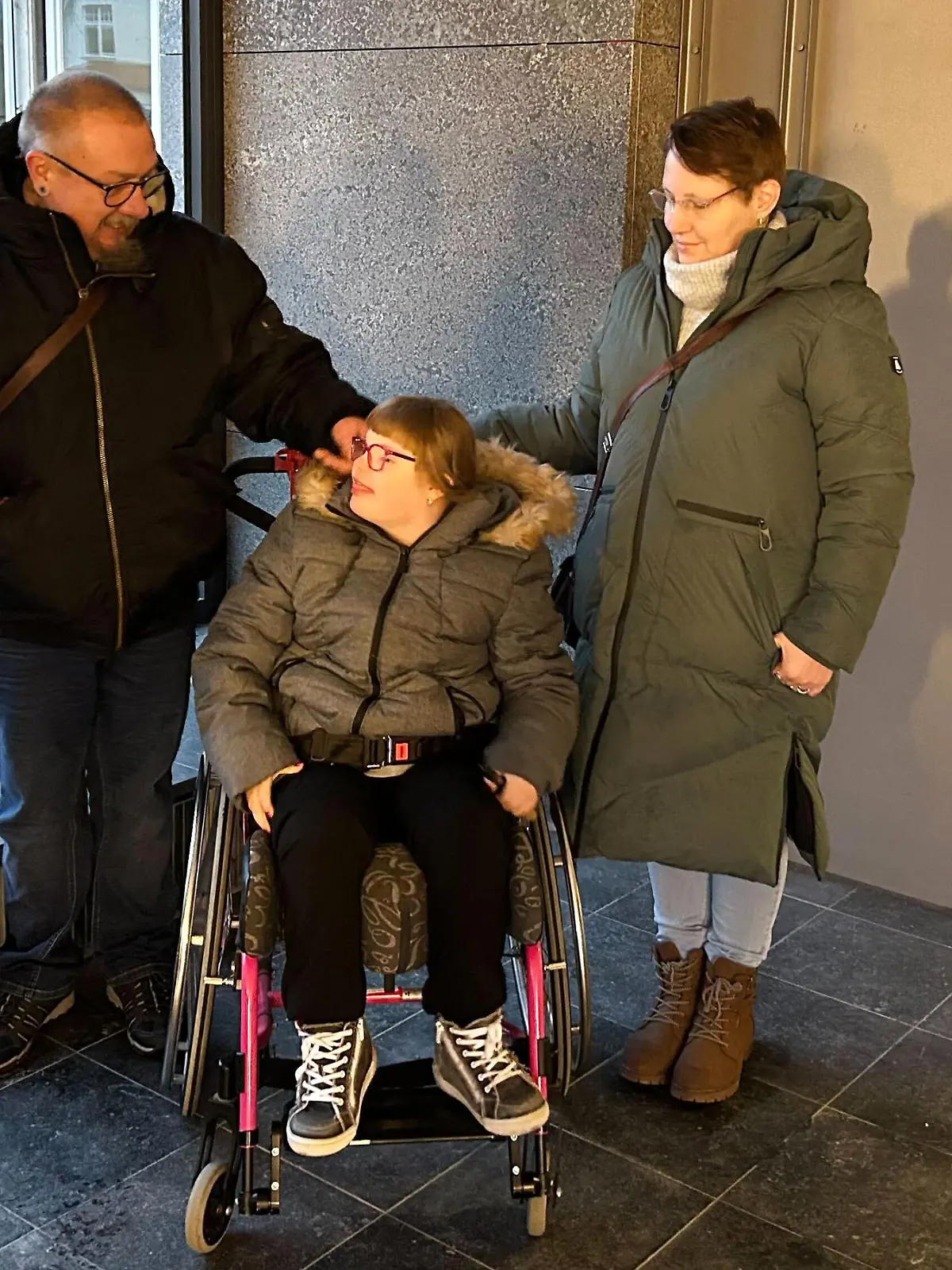 Am Landgericht Oldenburg erhoffen sich die Lehmanns endlich Gewissheit und eine Antwort auf die Frage, ob ihrer Tochter tatsächlich Leid hätte erspart werden können