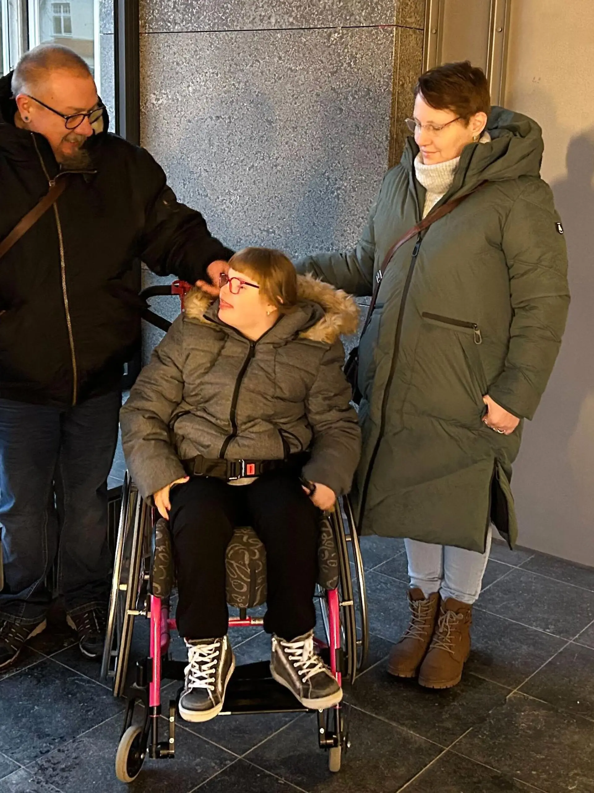 Am Landgericht Oldenburg erhoffen sich die Lehmanns endlich Gewissheit und eine Antwort auf die Frage, ob ihrer Tochter tatsächlich Leid hätte erspart werden können