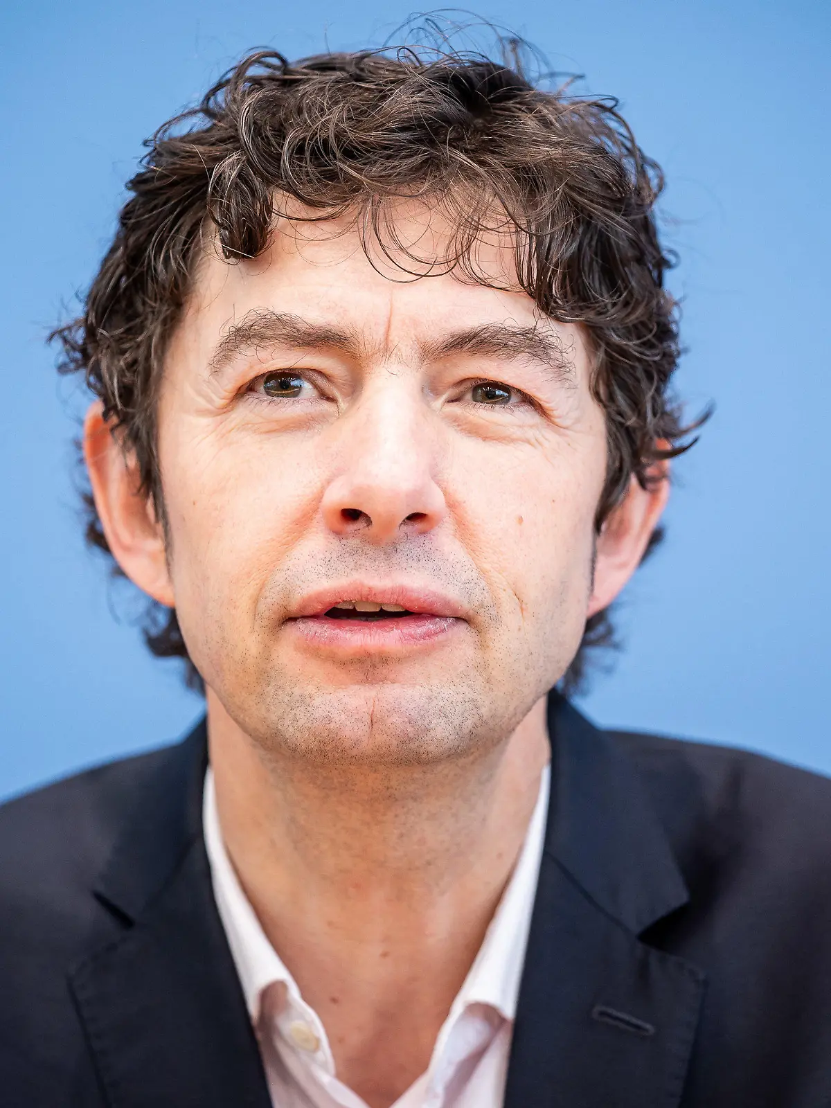 ARCHIV - 02.03.2020, Berlin: Christian Drosten, Direktor des Instituts für Virologie, Charité Berlin, gibt eine Pressekonferenz zum aktuellen Stand der Coronavirus-Infektionen.    (zu dpa "Vorläufig letzte Folge des NDR-Info-Podcasts «Das Coronavirus-Update» mit Virologe Christian Drosten") Foto: Michael Kappeler/dpa +++ dpa-Bildfunk +++