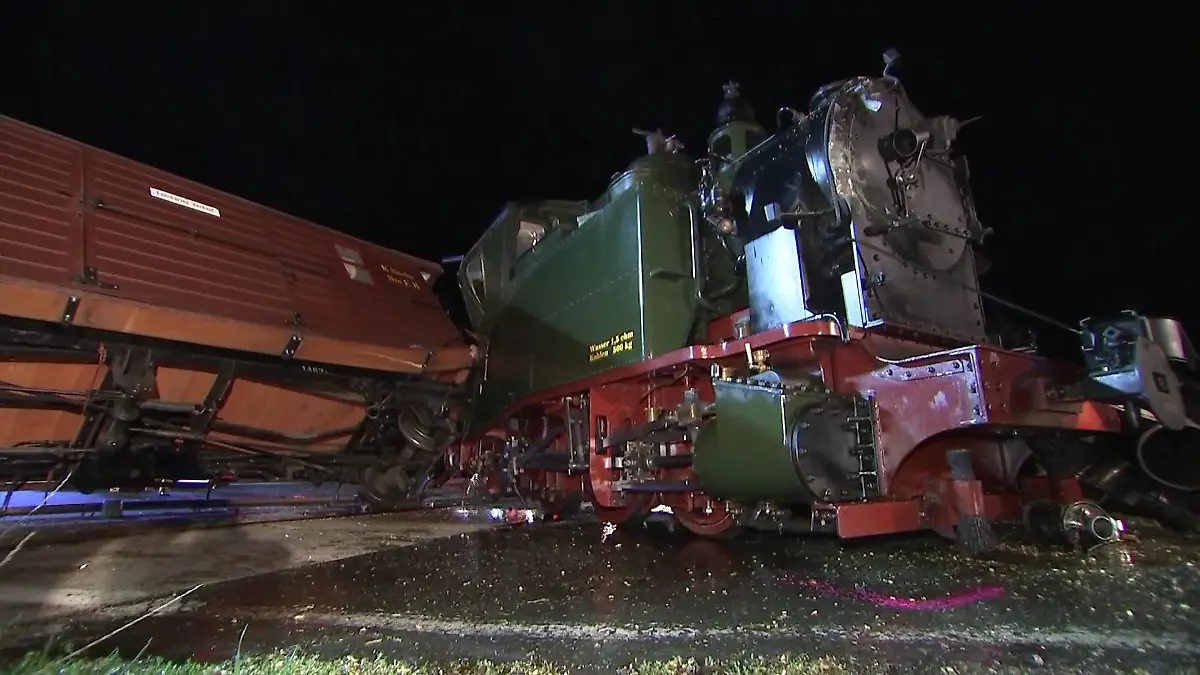 Die Lok wurde schwer beschädigt. Der Schaden soll bei rund 100.000 Euro liegen.