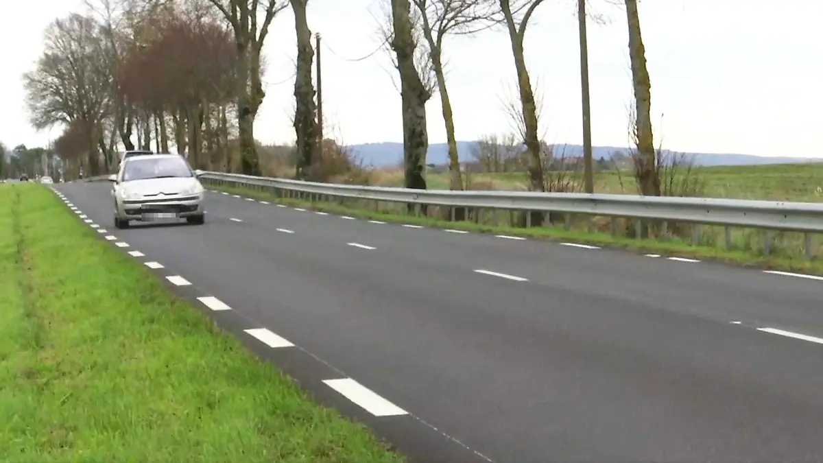 Ein Kurierfahrer findet den verschwundenen Alex Batty in Frankreich an einer Straße.