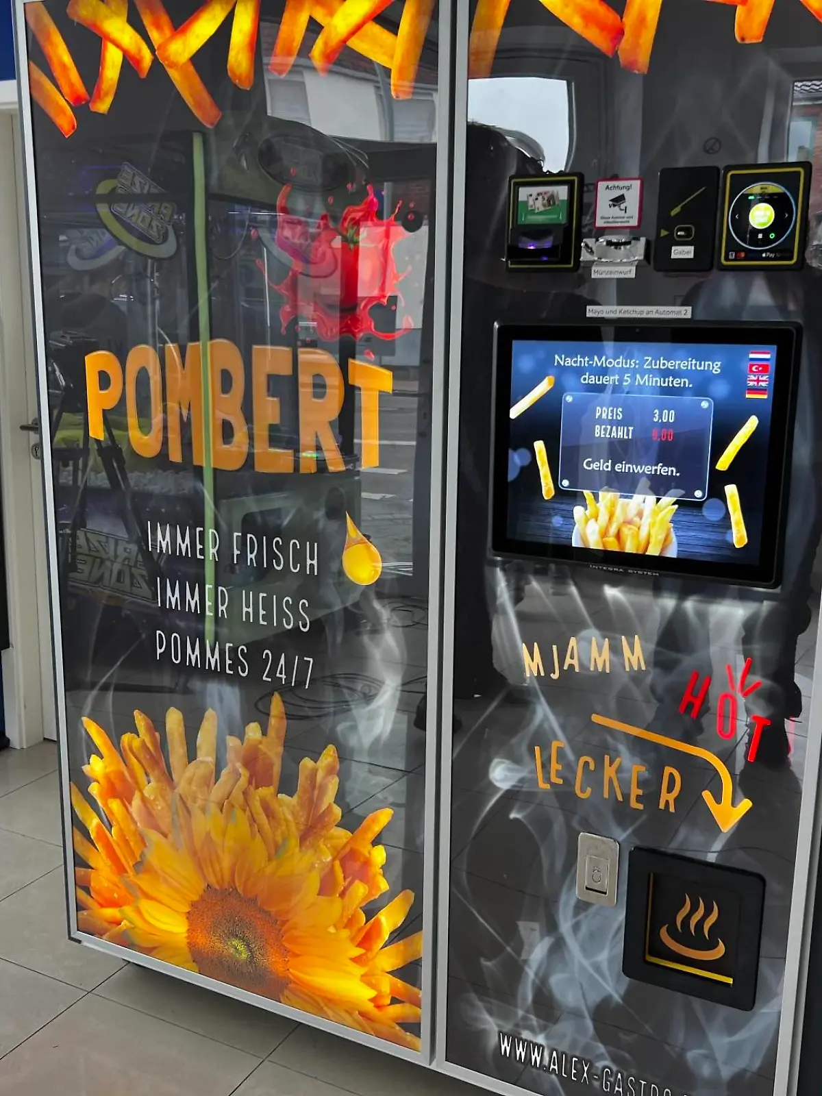 Pommes-Automat in einem Automaten-Kiosk in Kleve
