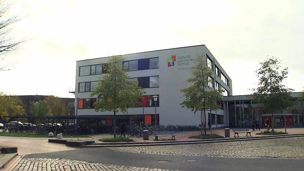 Mit einem Schlagstock soll ein 15-Jähriger vor einer Schule verprügelt worden sein.