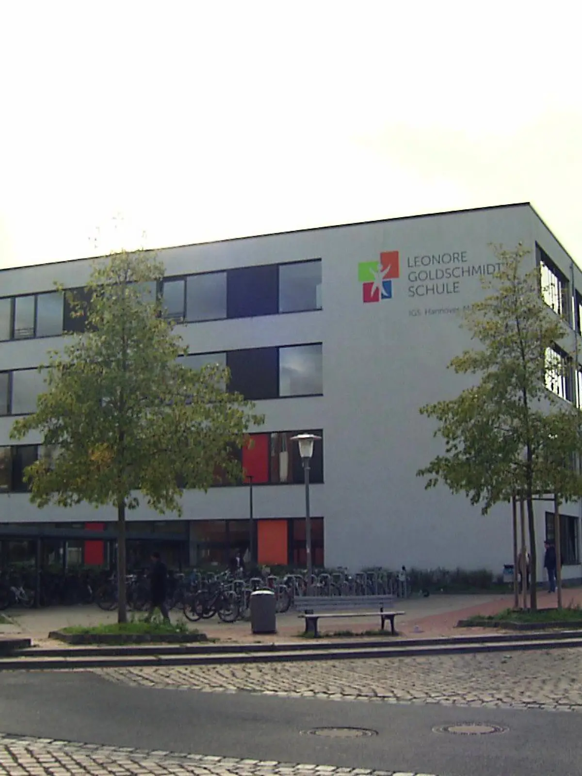 Mit einem Schlagstock soll ein 15-Jähriger vor einer Schule verprügelt worden sein.