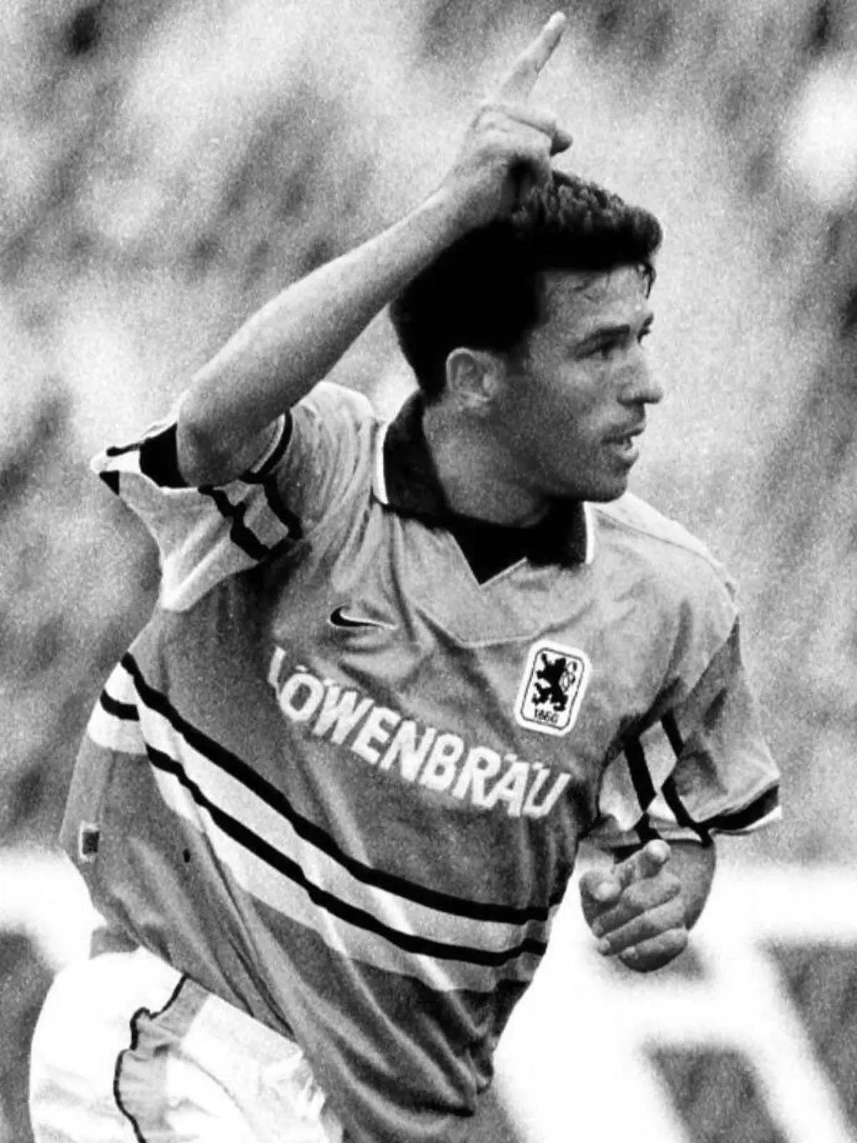 Bildnummer: 00055978  Datum: 11.04.1998  Copyright: imago/Bernd Müller
Außer Abderrahim Ouakili konnte sich keiner mehr so recht über den Ehrentreffer der Löwen freuen; Abderrahim Ouakili (1860), Jubel Saison 1997/1998, Bayern München - TSV 1860 München 3:1,  Derby, Lokalderby München Olympiastadion Freude, Fußball 1. BL Herren Mannschaft Deutschland Einzelbild optimistisch Aktion Personen