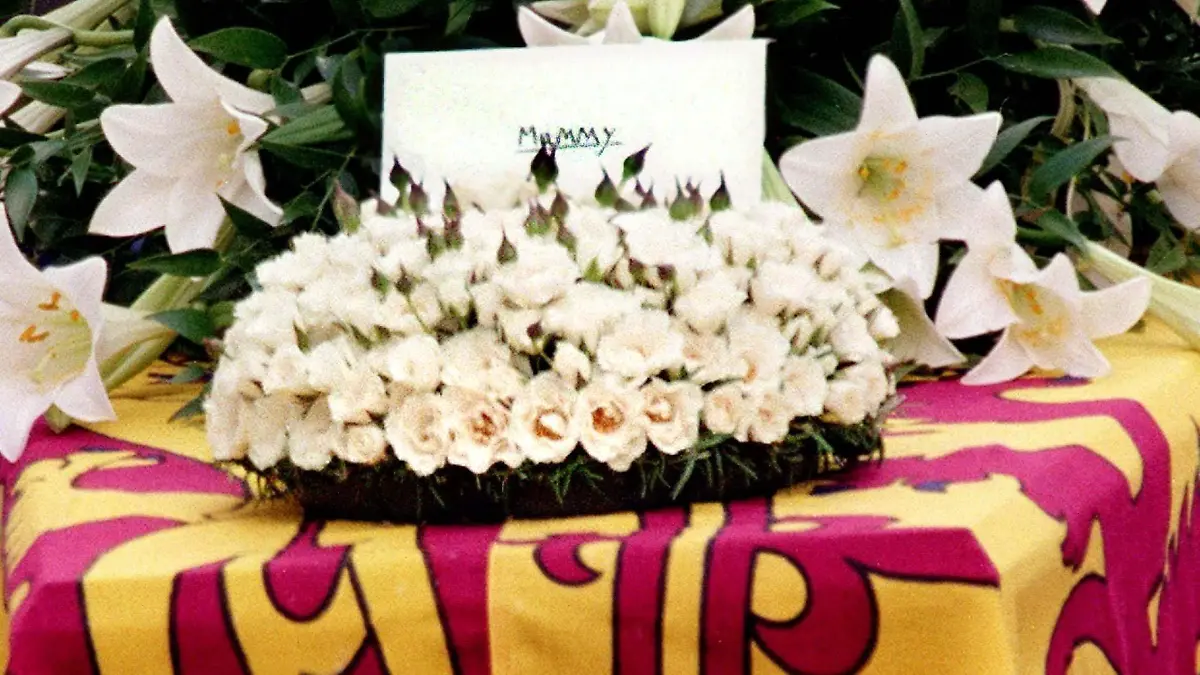 "Mummy" steht auf der Karte hinter dem Rosengebinde und vor den weißen Lilien auf dem in die Königsstandarte gehüllten Sarg Prinzessin Dianas - ein letzter Gruß von William und Harry an ihre Mutter. Auf einer von sechs Rappen gezogenen Geschützlafette wird der Sarg Prinzessin Dianas am 6.9.1997 durch die von Trauernden dicht gesäumten Straßen Londons gezogen. Entlang der rund fünf Kilometer langen Trauerroute nehmen Hunderttausende Menschen Abschied von Diana. dpa COLORplus +++ dpa-Bildfunk +++