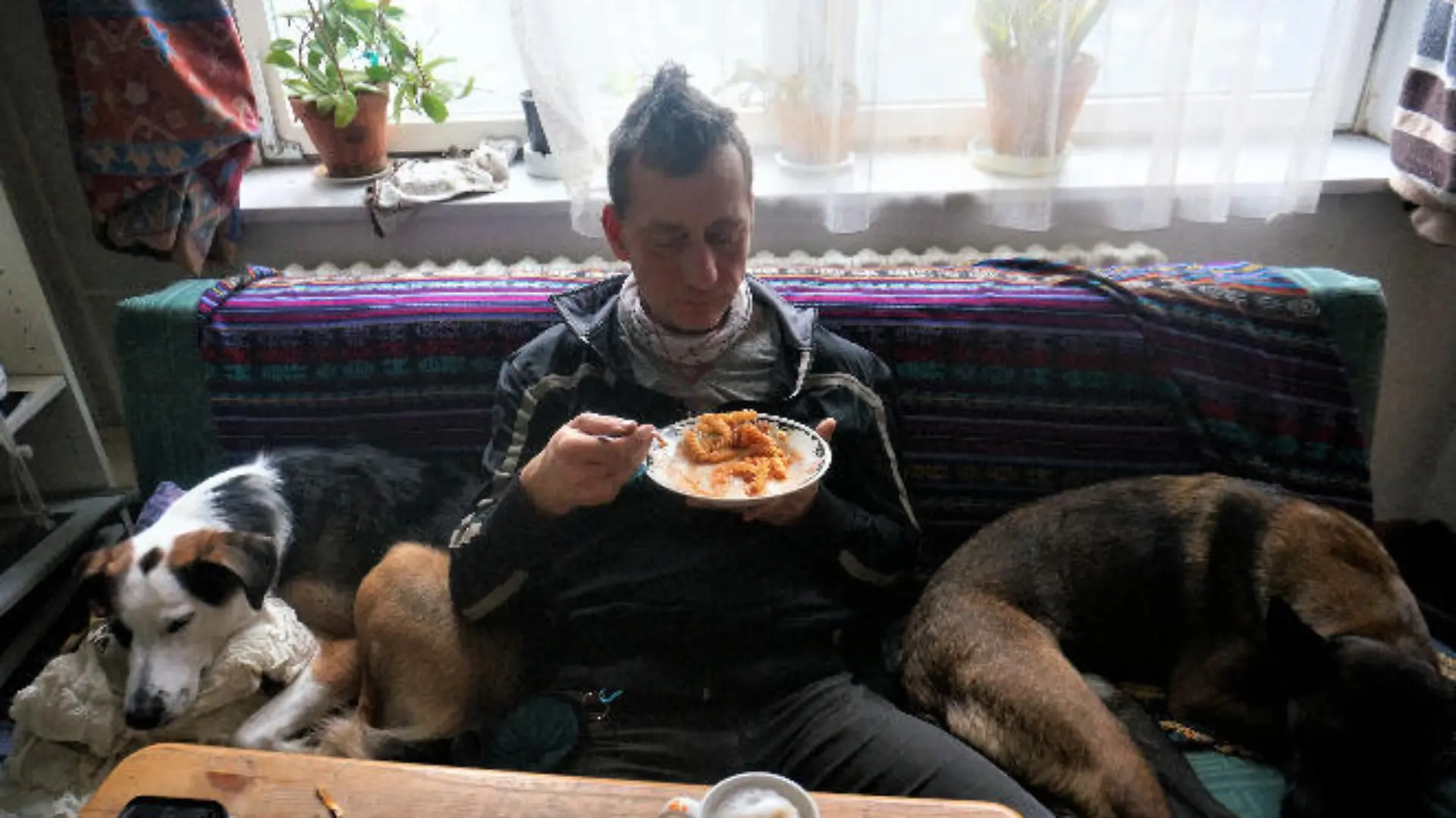 HANDOUT - 02.03.2024, ---, --: Das aktuelle Foto zeigt nach Angaben des Landeskriminalamtes Niedersachsen mit sehr hoher Wahrscheinlichkeit Burkhard Garweg zwischen zwei Hunden auf dem Sofa sitzend und essend. Mit einer Reihe aktueller Fotos wenden sich die Ermittlungsbehörden an die Bevölkerung, die Staatsanwaltschaft Verden und das Landeskriminalamt (LKA) Niedersachsen bitten um Hinweise.
Die Ermittlungsbehörden fahnden weiterhin öffentlich nach den beiden noch flüchtigen mutmaßlichen Räubern Ernst-Volker Staub und Burkhard Garweg. Aufgenommen wurden die Bilder in den Jahren von 2021 bis 2024. Foto: ---/Landeskriminalamt Niedersachsen/dpa - ACHTUNG: Nur zur redaktionellen Verwendung im Zusammenhang mit der aktuellen Berichterstattung und nur mit vollständiger Nennung des vorstehenden Credits +++ dpa-Bildfunk +++