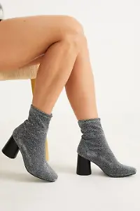 Glänzende Stiefeletten