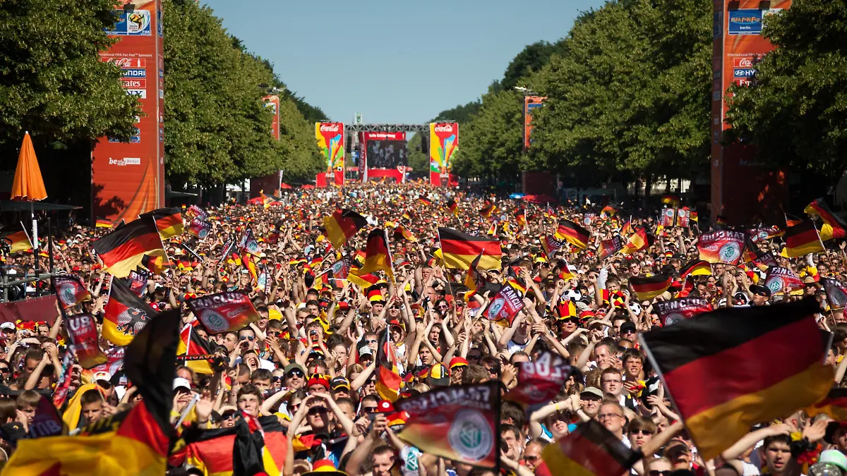 Fans jubeln beim Public Viewing des Achtelfinalspiels der Fußball WM 2010 auf der Berliner Fanmeile auf der Straße des 17. Juni. Fanmeile Achtelfinale 2010 MR:N