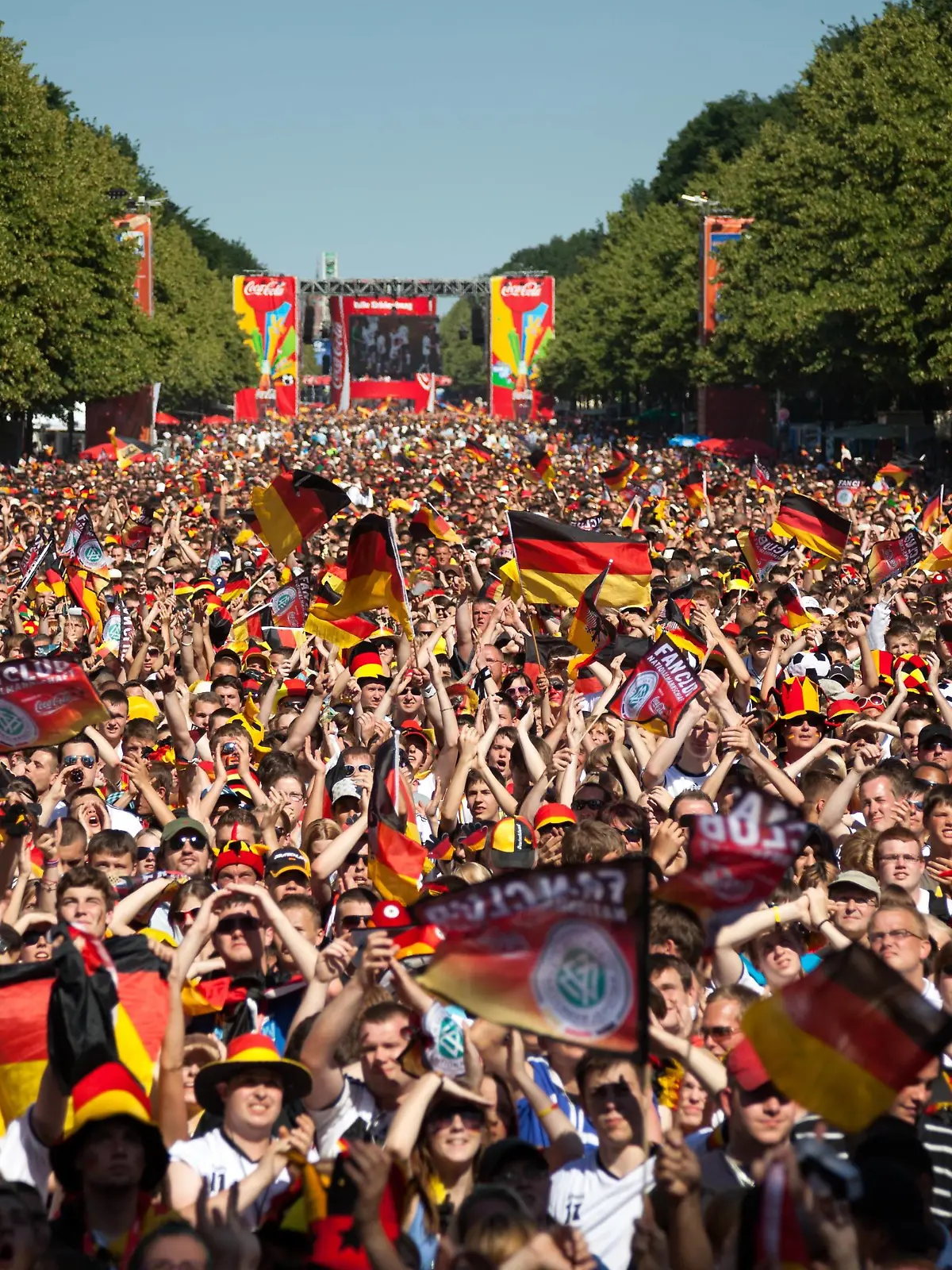 Fans jubeln beim Public Viewing des Achtelfinalspiels der Fußball WM 2010 auf der Berliner Fanmeile auf der Straße des 17. Juni. Fanmeile Achtelfinale 2010 MR:N  