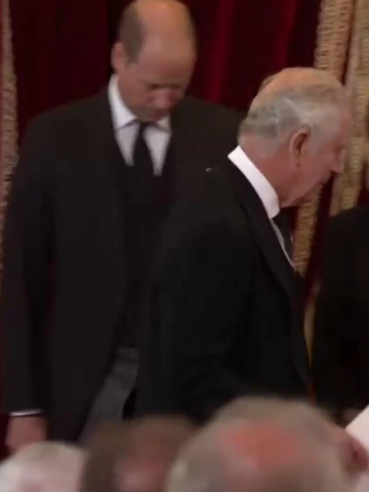 Prinz William verbeugt sich vor König Charles III.