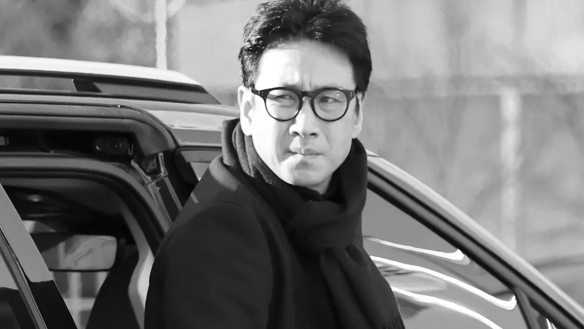 Actor Lee Sun-kyun gets off a car upon his arrival at the Incheon Metropolitan Police in Incheon, South Korea, Saturday, Dec. 23, 2023. Lee of the Oscar-winning movie “Parasite” has been found unconscious, South Korean police said Wednesday, Dec. 27. Police officers discovered an unconscious Lee at an unidentified Seoul location on Wednesday but gave no further details, police said. (Son Hyun-kyu/Yonhap via AP)