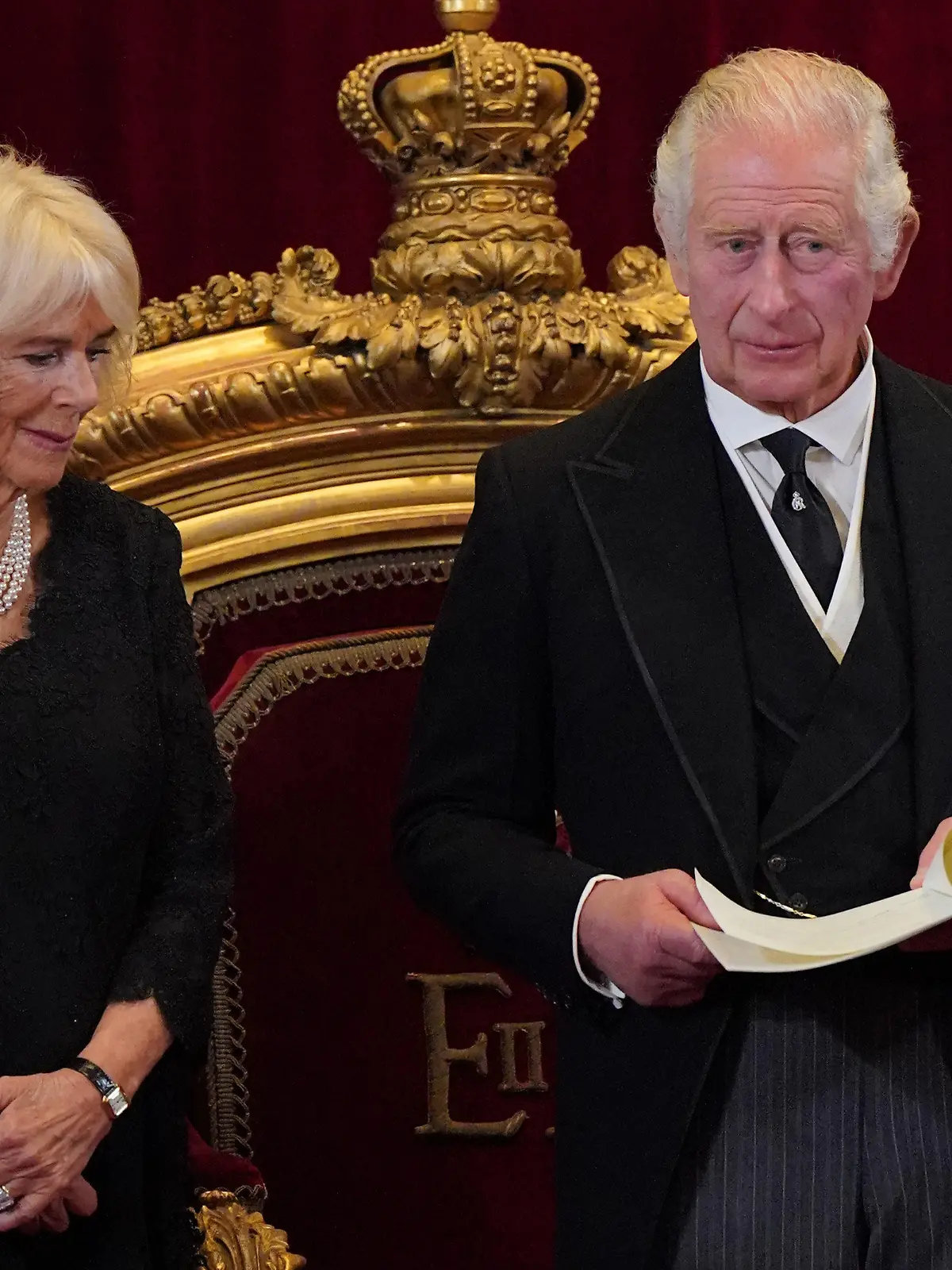 10.09.2022, Großbritannien, London: König Charles III. und seine Gemahlin, Königin Camilla während des Accession Council im St. James's Palace. Am zweiten Tag nach dem Tod von Königin Elizabeth II. wird ihr Sohn, Charles III., im St.-James's-Palast feierlich zum König proklamiert. Foto: Jonathan Brady/PA Wire/dpa +++ dpa-Bildfunk +++