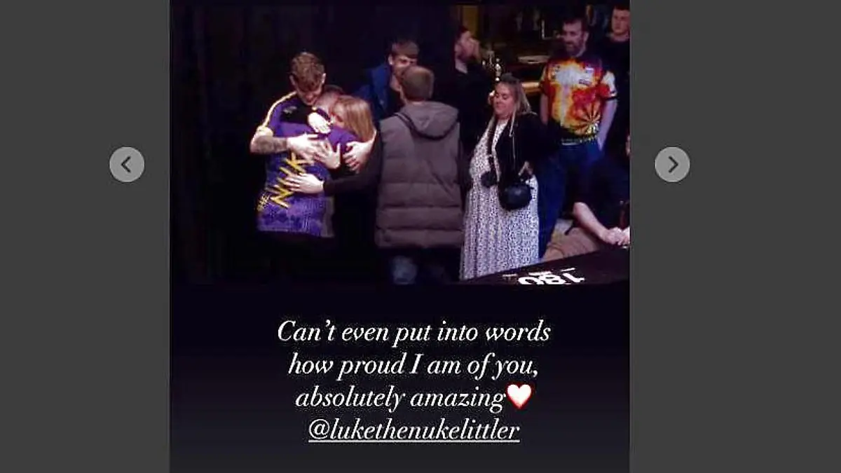 Caitlin Littler bejubelt den Einzug von Luke Littler ins Finale der Darts-WM