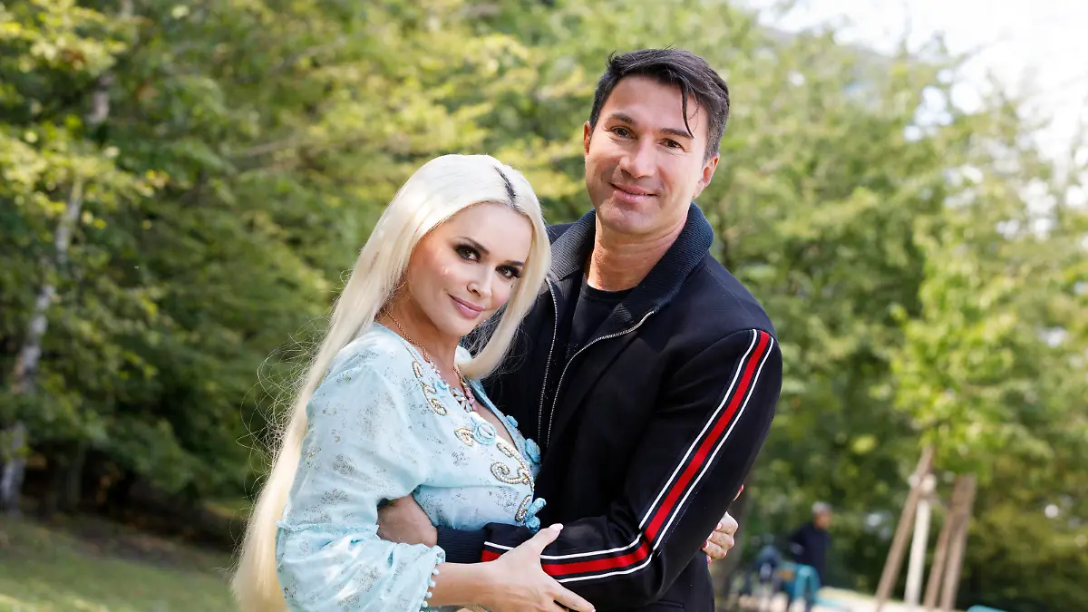  Daniela Katzenberger mit Ehemann Lucas Cordalis beim Fototermin zur der Präsentation ihres neuen Buches Die Mutti-Mafia - kann mich mal... gernhaben auf dem Spielplatz Mediapark. Köln, 13.07.202 *** Daniela Katzenberger with her husband Lucas Cordalis at the photo session for the presentation of her new book Die Mutti Mafia kann mich mal gernhaben haben on the playground Mediapark Köln, 13 07 202 Foto:xC.xHardtx/xFuturexImage