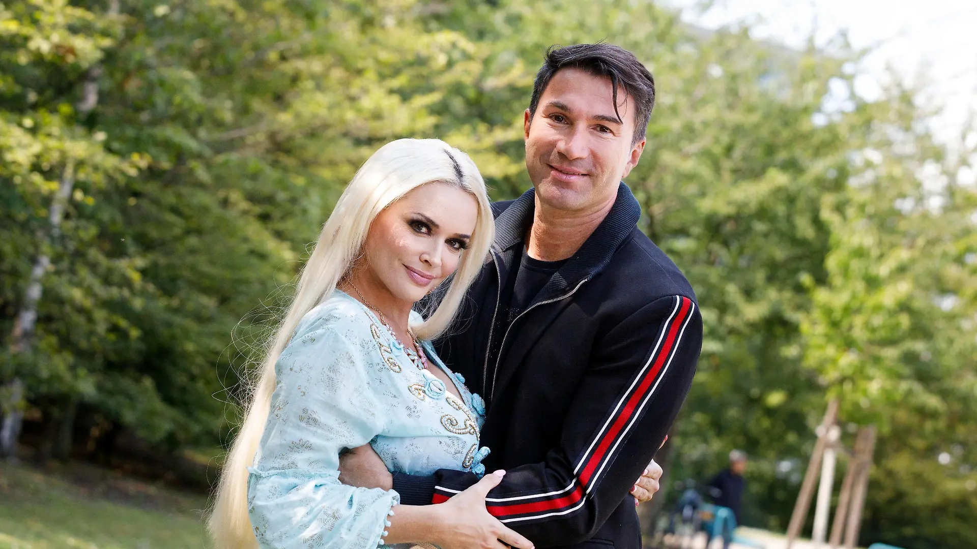 Daniela Katzenberger mit Ehemann Lucas Cordalis beim Fototermin zur der Präsentation ihres neuen Buches Die Mutti-Mafia - kann mich mal... gernhaben auf dem Spielplatz Mediapark. Köln, 13.07.202 *** Daniela Katzenberger with her husband Lucas Cordalis at the photo session for the presentation of her new book Die Mutti Mafia kann mich mal gernhaben haben on the playground Mediapark Köln, 13 07 202 Foto:xC.xHardtx/xFuturexImage