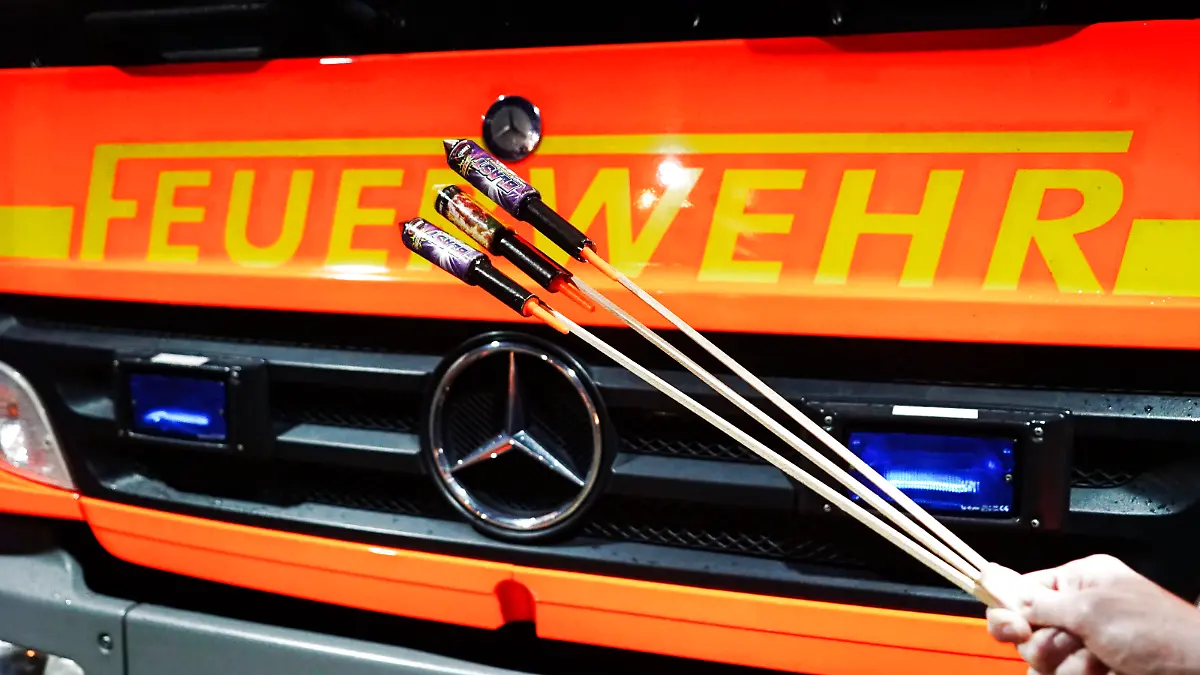 Silvester Einsaetze der Feuerwehr Hamburg zum Jahreswesel an Silvester 30.12.-01.01.2023 Hamburg Symbolbild Feuerwerk / Rakete vor Feuerwehrschild und der Notruf Nummer 112 Auch zum diesj?hrigen Jahreswechsel 2022 / 2023 hattte die Feuerwehr Hamburg viel zu tun