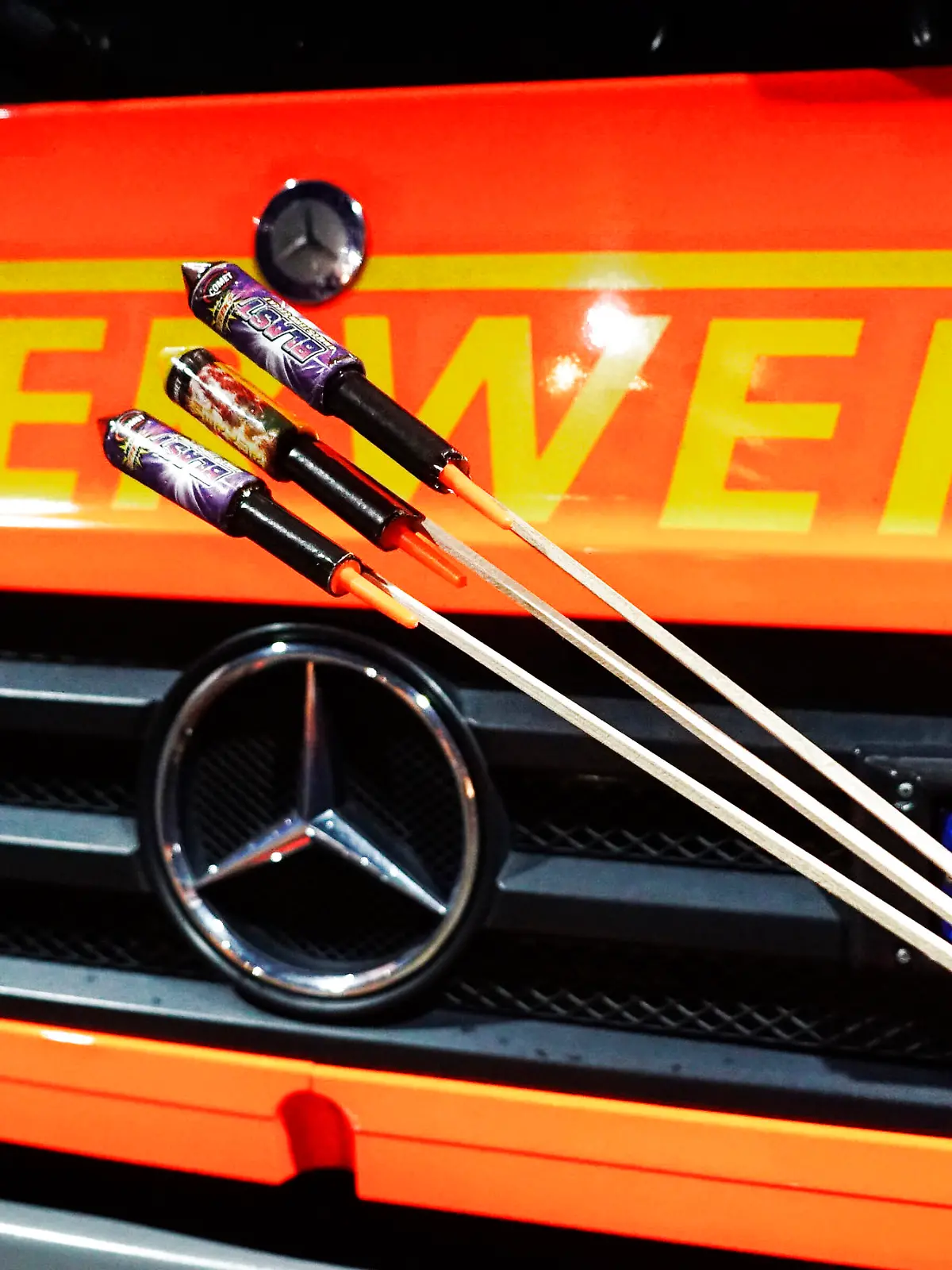 Silvester Einsaetze der Feuerwehr Hamburg zum Jahreswesel an Silvester 30.12.-01.01.2023 Hamburg Symbolbild Feuerwerk / Rakete vor Feuerwehrschild und der Notruf Nummer 112 Auch zum diesj?hrigen Jahreswechsel 2022 / 2023 hattte die Feuerwehr Hamburg viel zu tun