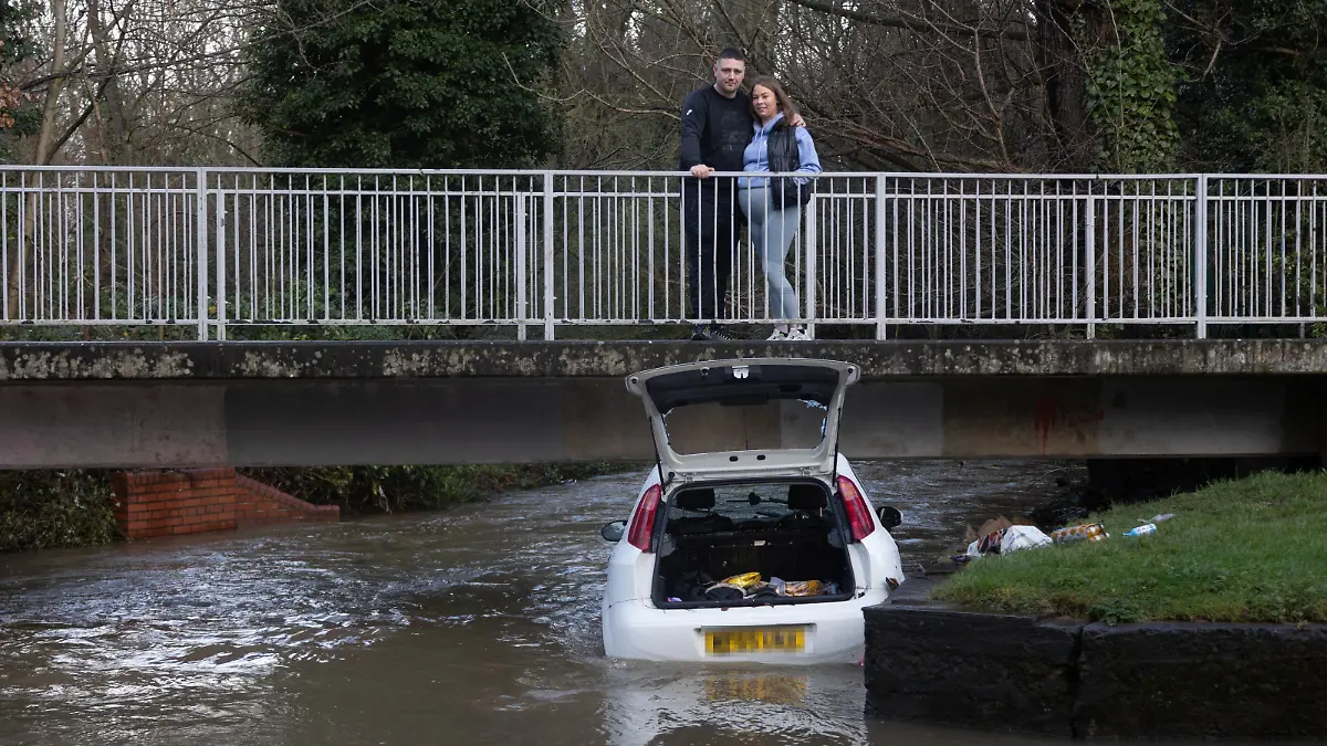 SONDERKONDITIONEN: Satzpreis!
Liam Stych and Tia Draper rescuers who saved a woman and her child from a submerged car on Green Lane, in Hall Green, Birmingham. January 3, 2024. Release date  January 3, 2024. See SWNS story SWBNhero. A hero dad has told how he saved a woman and her three-year-old daughter after spotting their car being swept away in a flooded river. Liam Stych, 28, leapt into the raging torrent after hearing the woman screaming Help me, help me, please save my baby! Dramatic video shows the womans car being dragged under a footbridge as floods surged through Hall Green in Birmingham at 4.15pm on Tuesday (2/1). The fearless dad dangled off the bridge and smashed the rear passenger window and lashed the womans Fiat Punto to railings to stop it sinking. Incredibly, he saved the little girl by "hurling" her into the lap of his pregnant partner Tia Draper, 27, who was standing on the bridge. West Midlands Police hailed Liam a local hero but the modest dad-of-two insisted he just acted on instinct.  / action press
