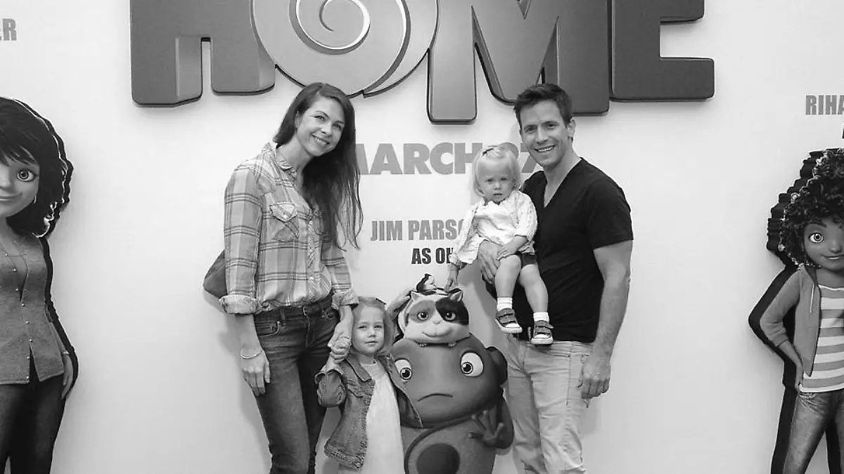 Jessica Mazur mit ihrem Ehemann und den Kindern bei der Premiere von 'Home'.