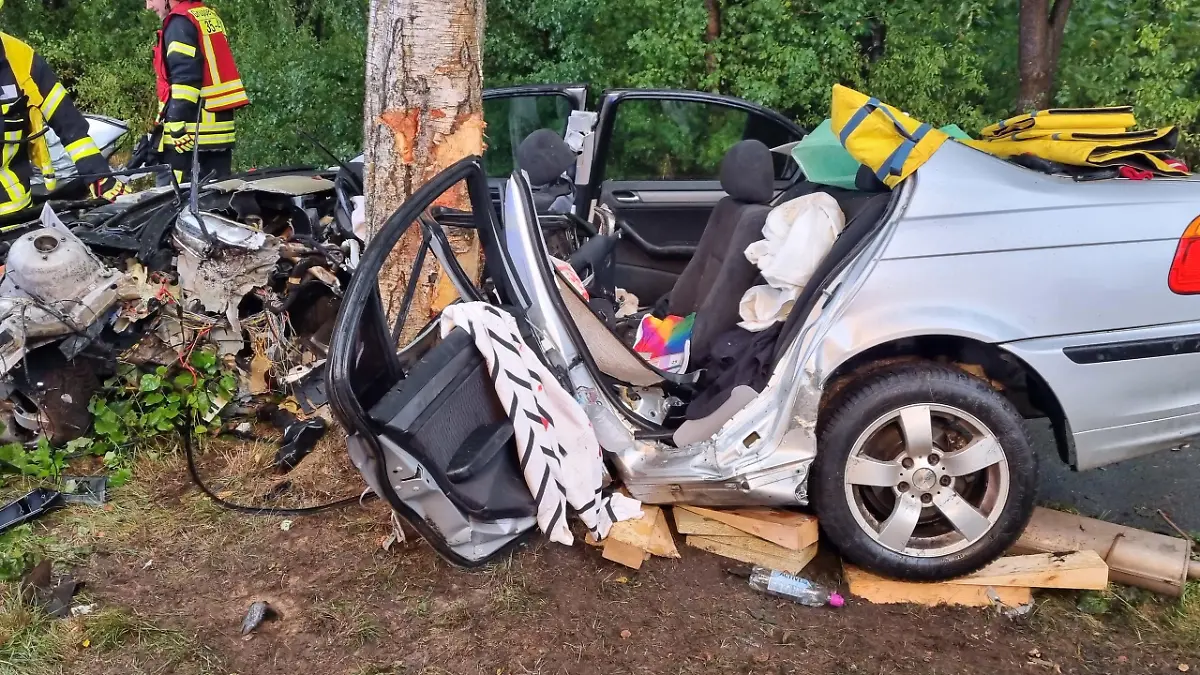 völlig zerstörtes Unfallfahrzeug
