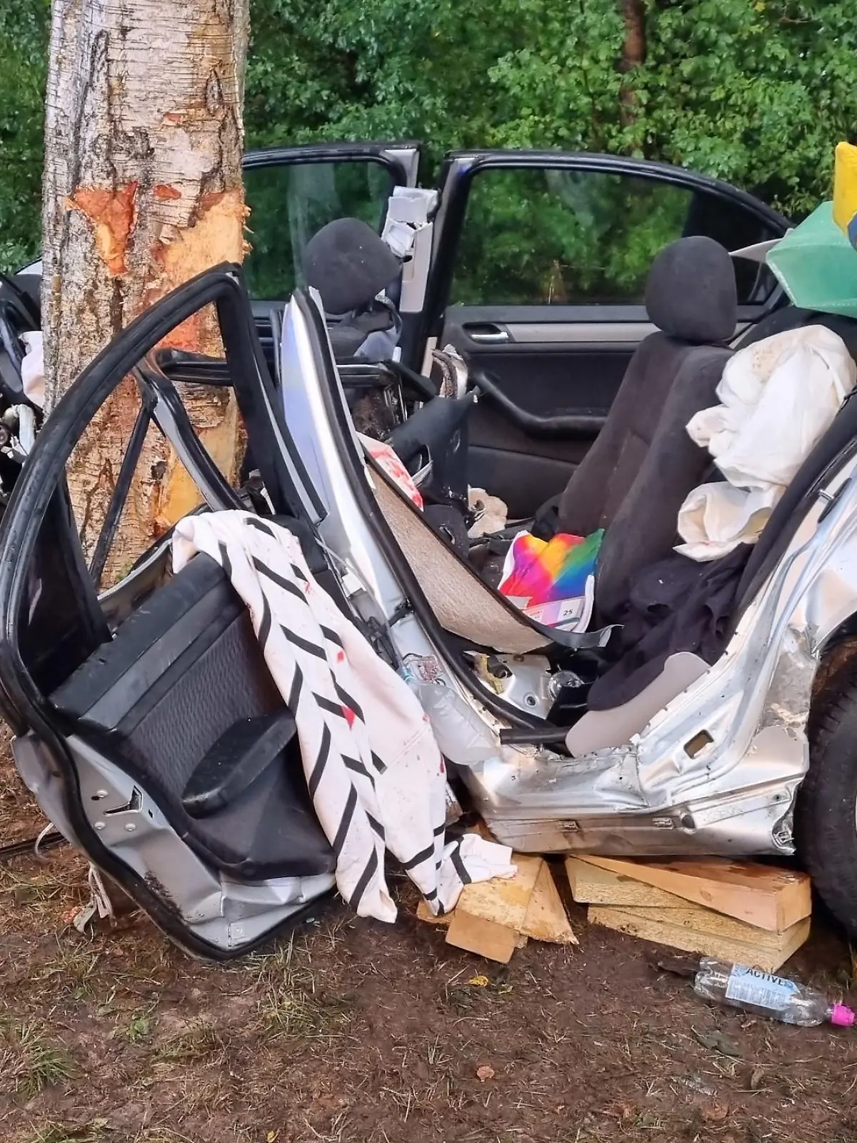 völlig zerstörtes Unfallfahrzeug