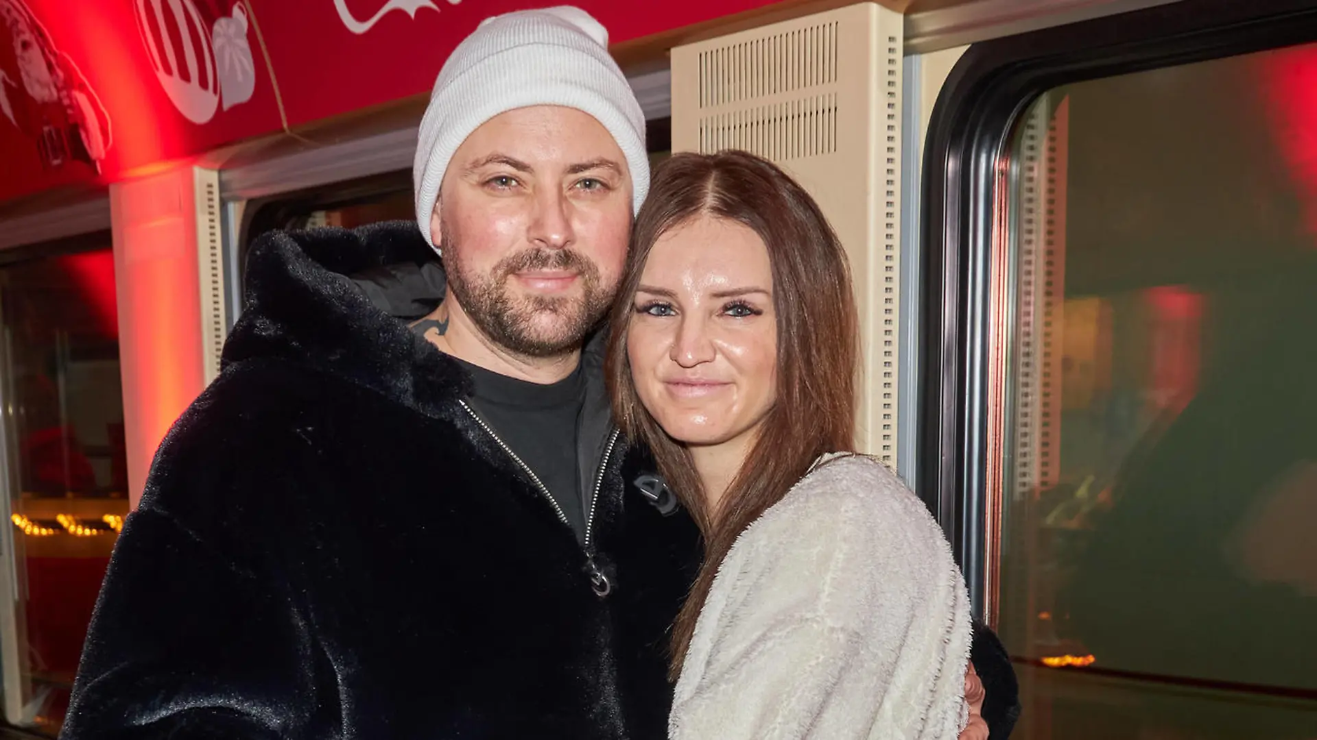 Felix von Jascheroff mit Freundin Alexandra Sophie - Coca-Cola Weihnachtstour am Bahnhof Berlin Südkreuz am 22.12.2023. Coca Cola Weihnachtstour 2023 *** Felix von Jascheroff with girlfriend Alexandra Sophie Coca Cola Christmas Tour at Berlin Südkreuz station on 22 12 2023 Coca Cola Christmas Tour 2023