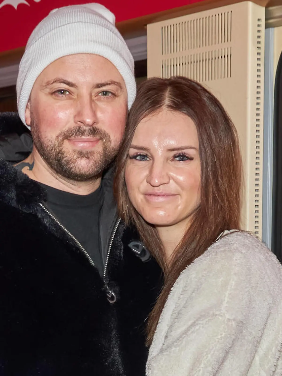 Felix von Jascheroff mit Freundin Alexandra Sophie - Coca-Cola Weihnachtstour am Bahnhof Berlin Südkreuz am 22.12.2023. Coca Cola Weihnachtstour 2023 *** Felix von Jascheroff with girlfriend Alexandra Sophie Coca Cola Christmas Tour at Berlin Südkreuz station on 22 12 2023 Coca Cola Christmas Tour 2023