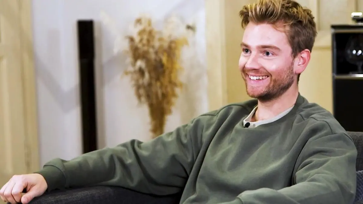 „That's fun!“, freut sich „Unter uns“-Star Aaron Koszuta über sein Comeback und auf das, was auf seine Rolle Valentin Huber alles so zukommt - jetzt, wo er zurück in der Schillerallee ist.