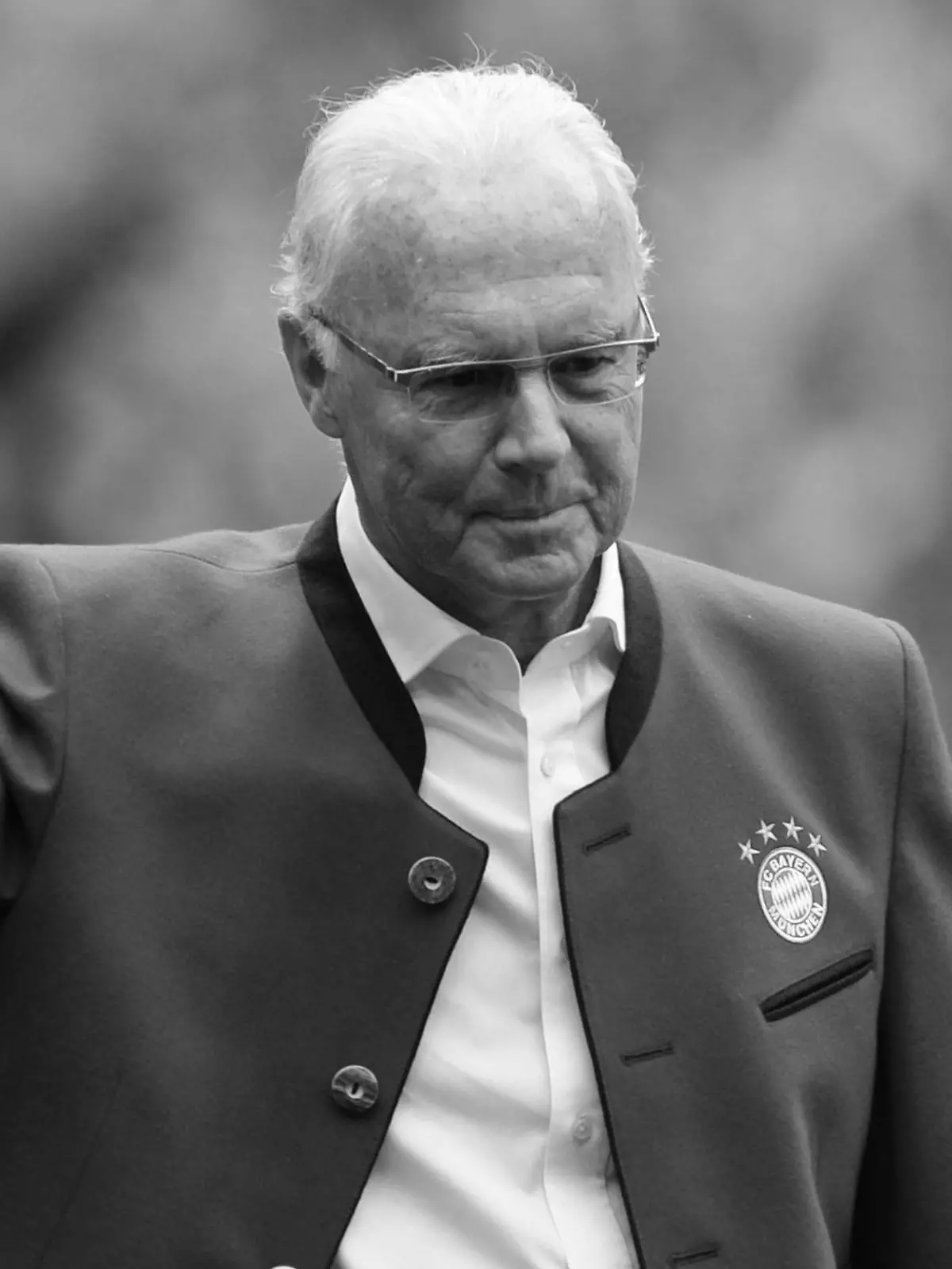 ARCHIV - 14.05.2016, Bayern, München: Fußball Bundesliga 34. Spieltag, FC Bayern München - Hannover 96 in der Allianz Arena. Ehrenpräsident Franz Beckenbauer von München geht während der Präsentation der Meistermannschaften vor Spielbeginn zum Podium und winkt. Franz Beckenbauer ist tot. Die deutsche Fußball-Legende starb am Sonntag im Alter von 78 Jahren, wie seine Familie am Montag der Deutschen Presse-Agentur mitteilte. Foto: picture alliance / dpa +++ dpa-Bildfunk +++