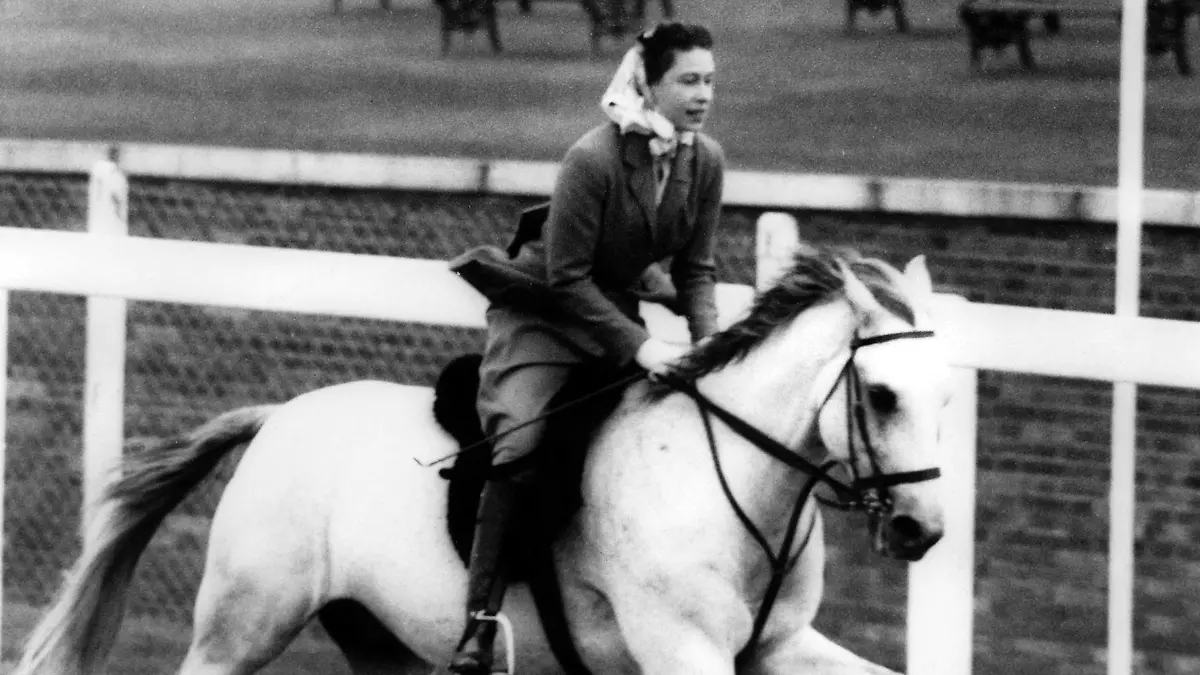 Queen Elizabeth II. reitet am 16.06.1961 auf der Rennstrecke von Ascot am letzten Tag des berühmten "Royal Ascot"- Pferderennens während eines spontanen Rennens.