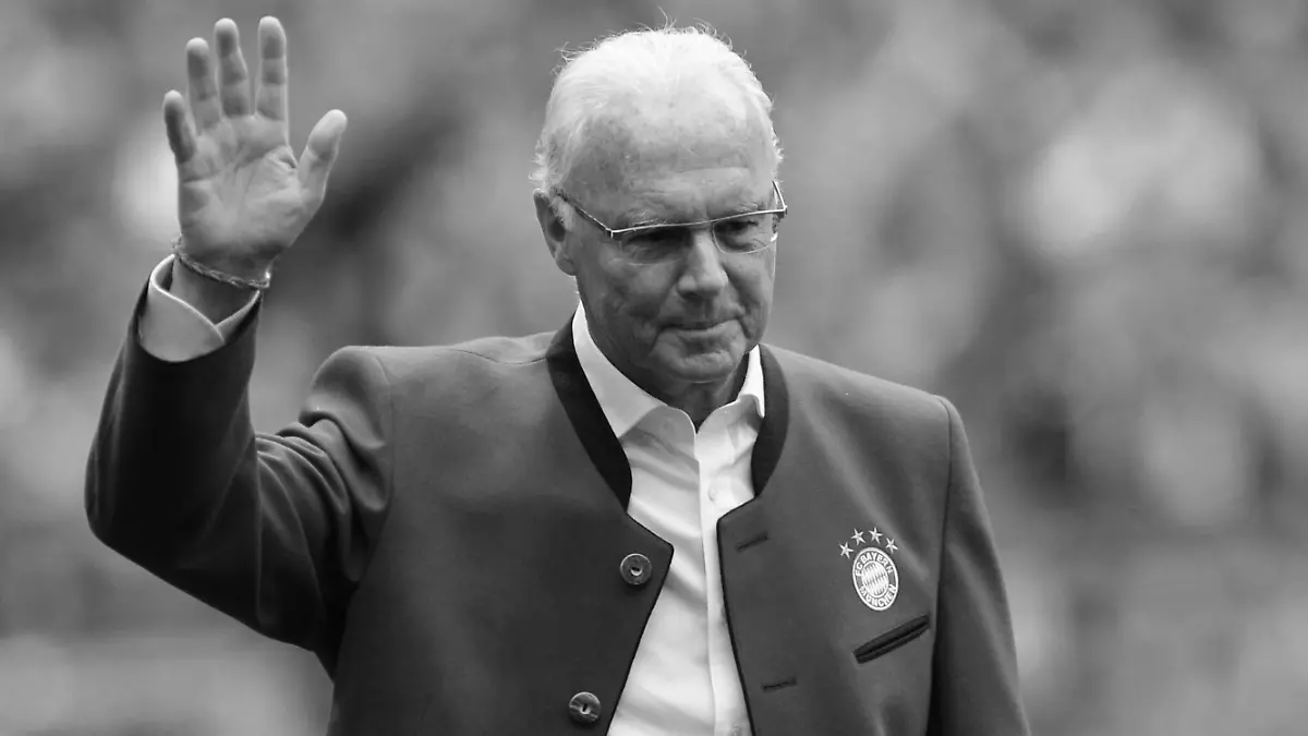 ARCHIV - 14.05.2016, Bayern, München: Fußball Bundesliga 34. Spieltag, FC Bayern München - Hannover 96 in der Allianz Arena. Ehrenpräsident Franz Beckenbauer von München geht während der Präsentation der Meistermannschaften vor Spielbeginn zum Podium und winkt. Franz Beckenbauer ist tot. Die deutsche Fußball-Legende starb am Sonntag im Alter von 78 Jahren, wie seine Familie am Montag der Deutschen Presse-Agentur mitteilte. (Wiederholung mit verändertem Bildausschnitt) Foto: Andreas Gebert/dpa +++ dpa-Bildfunk +++