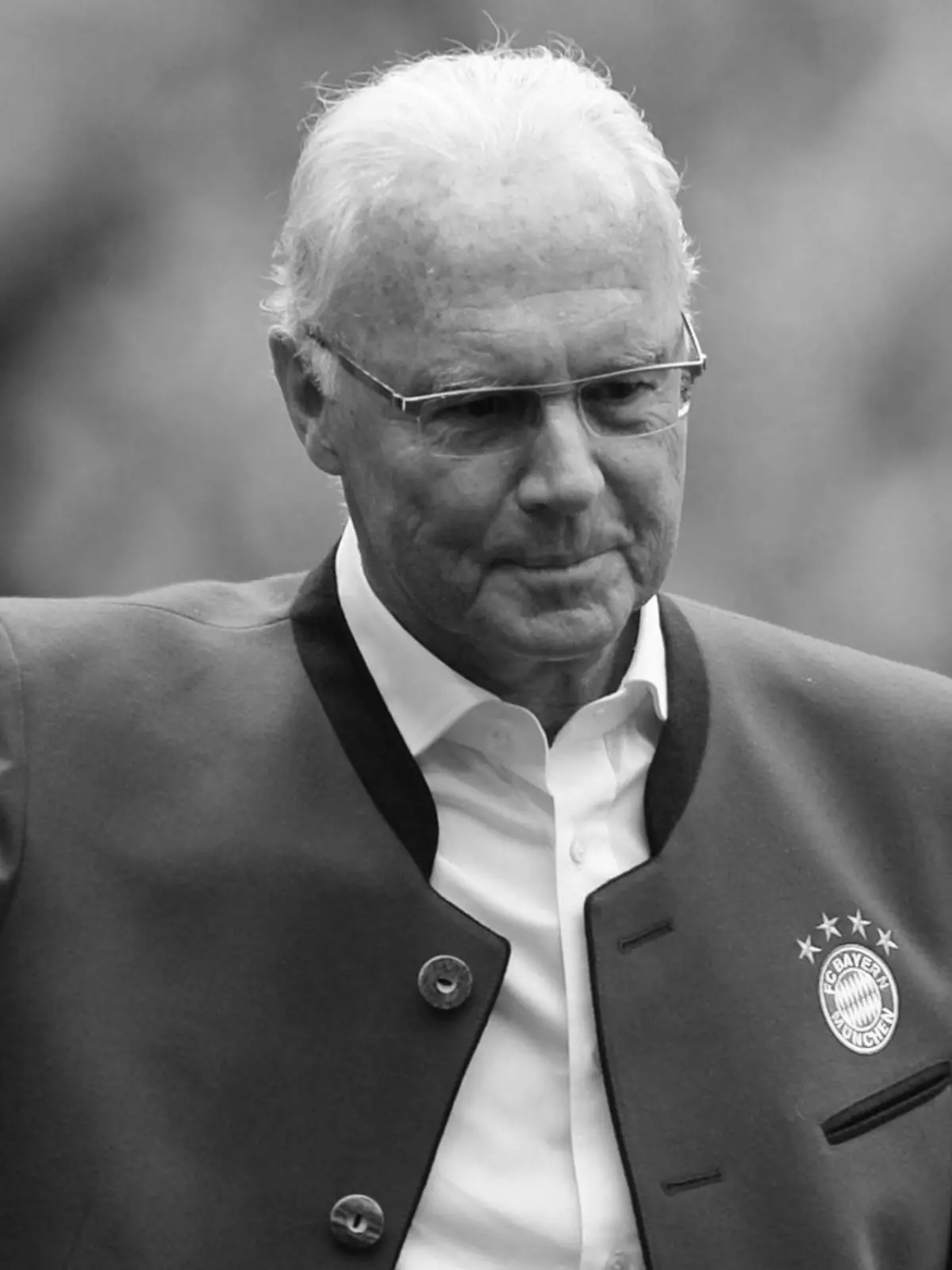 ARCHIV - 14.05.2016, Bayern, München: Fußball Bundesliga 34. Spieltag, FC Bayern München - Hannover 96 in der Allianz Arena. Ehrenpräsident Franz Beckenbauer von München geht während der Präsentation der Meistermannschaften vor Spielbeginn zum Podium und winkt. Franz Beckenbauer ist tot. Die deutsche Fußball-Legende starb am Sonntag im Alter von 78 Jahren, wie seine Familie am Montag der Deutschen Presse-Agentur mitteilte. (Wiederholung mit verändertem Bildausschnitt) Foto: Andreas Gebert/dpa +++ dpa-Bildfunk +++
