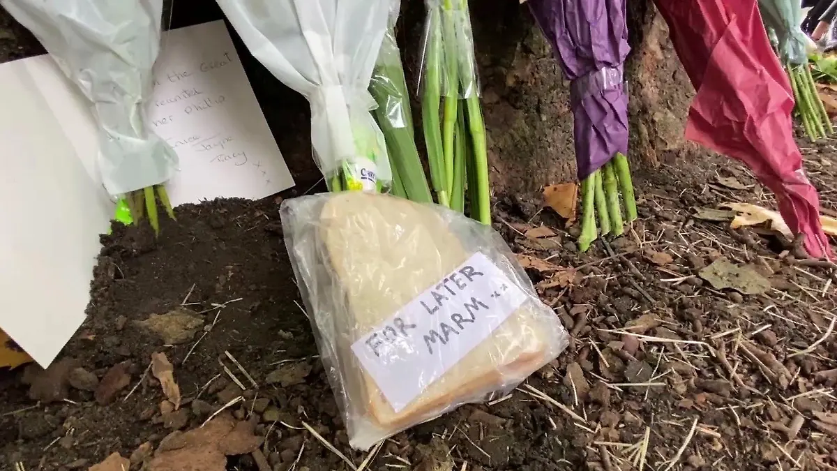 "For later Ma'am" - "Für später, Ihre Majestät". Großbritannien verabschiedet sich auch auf britisch-eigenwillige Weise von der Königin.