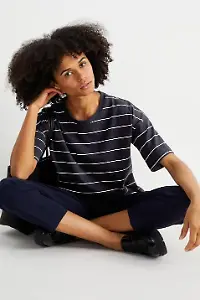 Gestreiftes kastiges T-Shirt