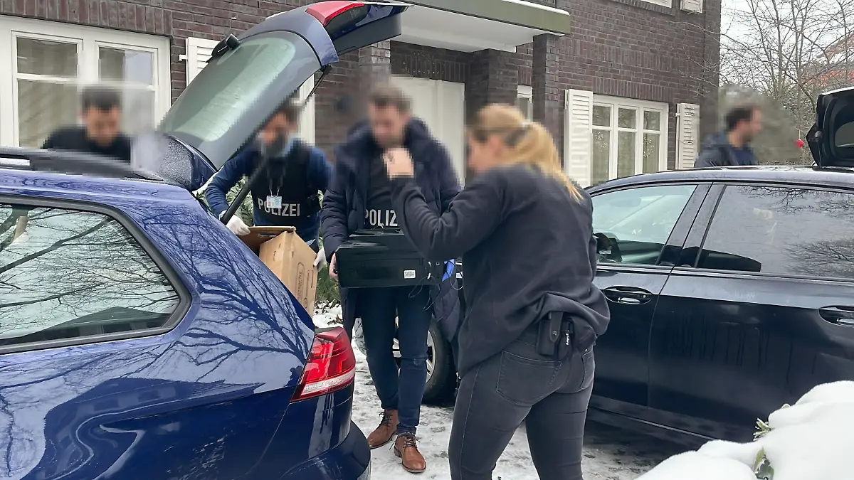 Polizei auf dem Anwesen von Christina Block