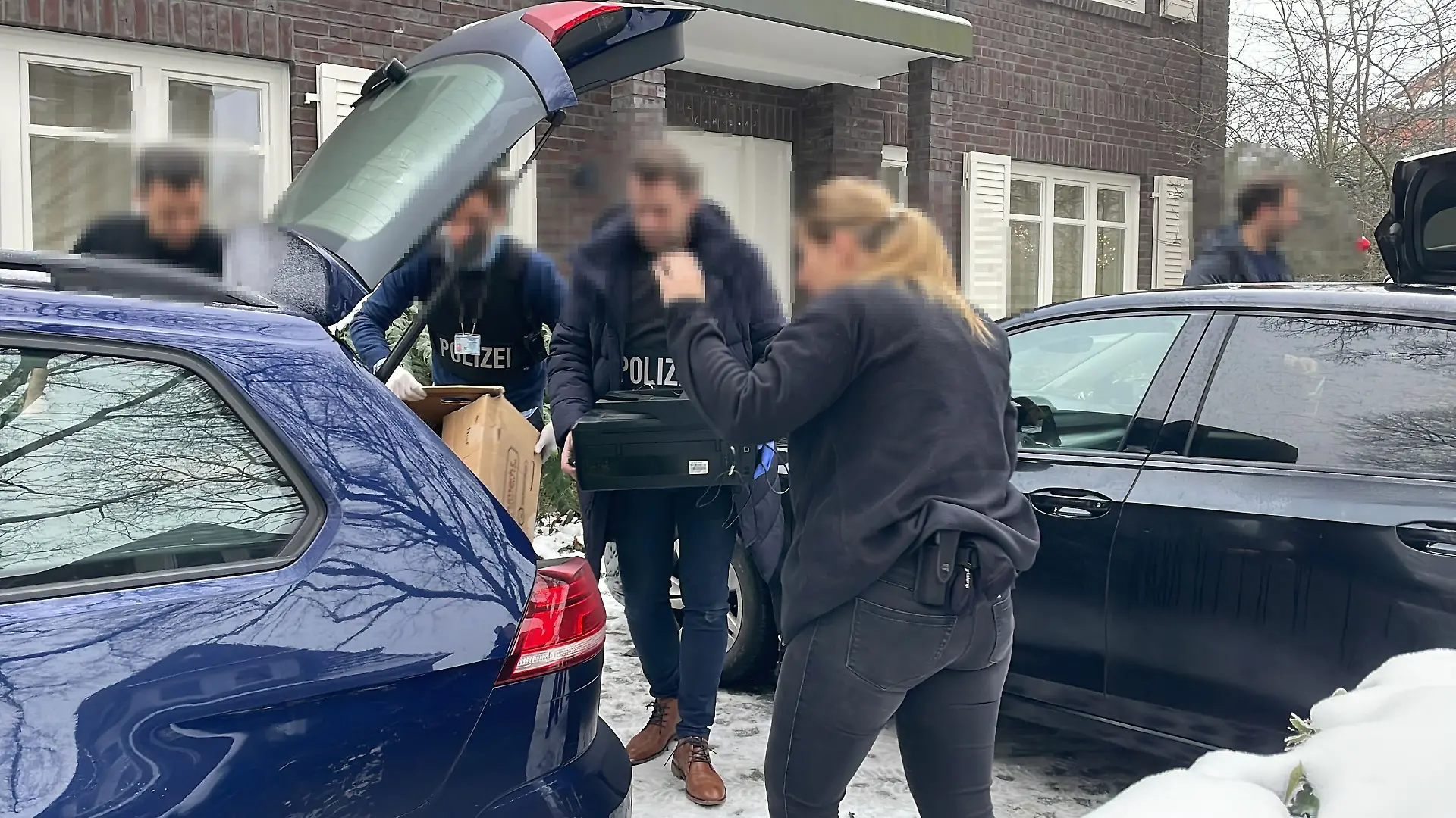 Polizei auf dem Anwesen von Christina Block