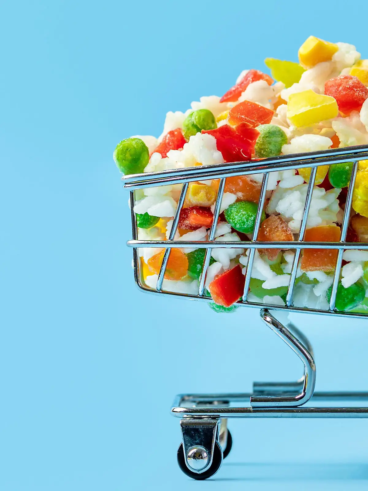 Frisches Obst und Gemüse werden immer teurer. Ist Tiefkühlkost da eine gute und günstige Alternative? Familie Gollik hat den Test gemacht und zeigt, wie viel Geld Sie wirklich sparen können  und wie  Sie mit einfachen Tricks ihr Tiefkühlessen aufpeppen können.