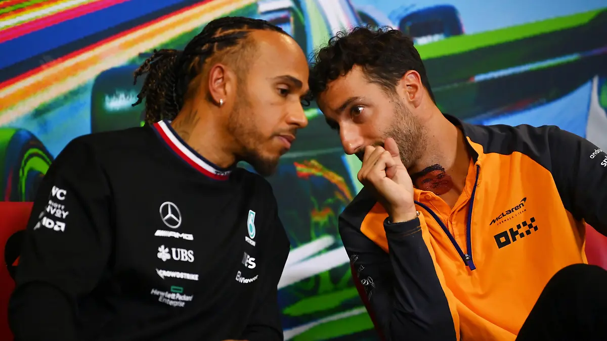 MONZA, ITALY - SEPTEMBER 08: Lewis Hamilton of Great Britain and Mercedes and Daniel Ricciardo of Australia and McLaren attend the drivers press conference  during previews ahead of the F1 Grand Prix of Italy at Autodromo Nazionale Monza on September 08, 2022 in Monza, Italy. (Photo by Dan Mullan/Getty Images)