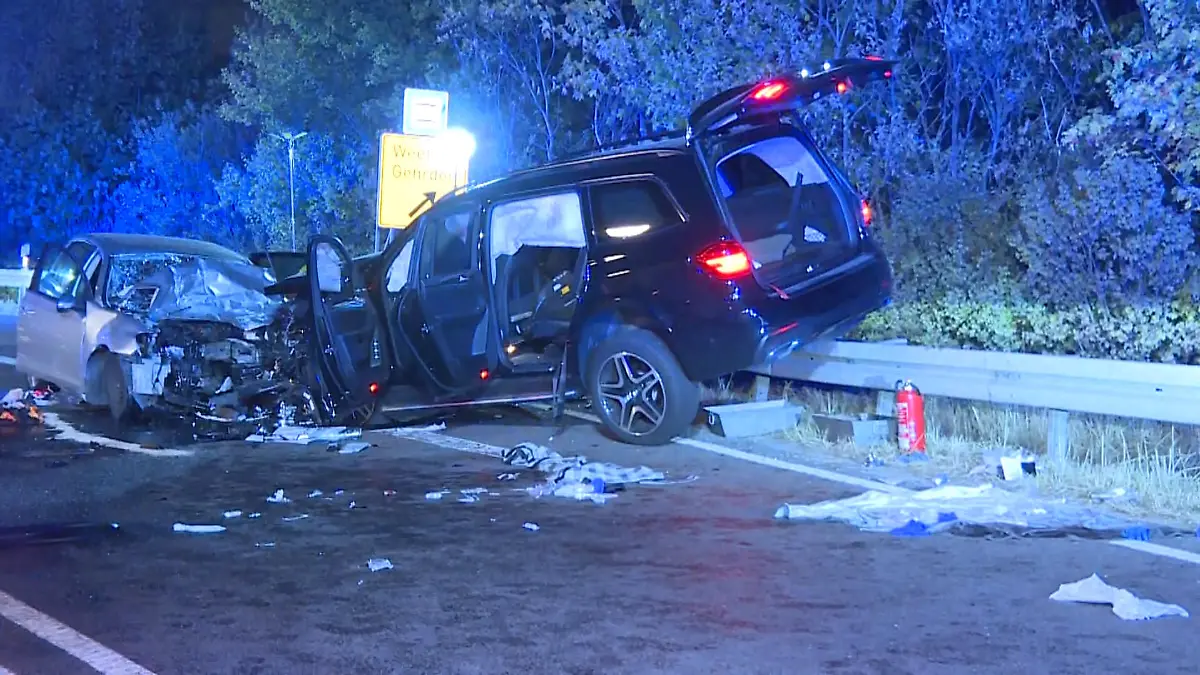 07.09.2022, Niedersachsen, Ronneburg: Zwei zerstörte Autos stehen nach einem Frontalcrash auf Bundesstraße 217 bei Hannover
(zu dpa: «Frontalzusammenstoß nahe Hannover - zwei Tote, sieben Verletzte») Foto: -/TNN/dpa +++ dpa-Bildfunk +++