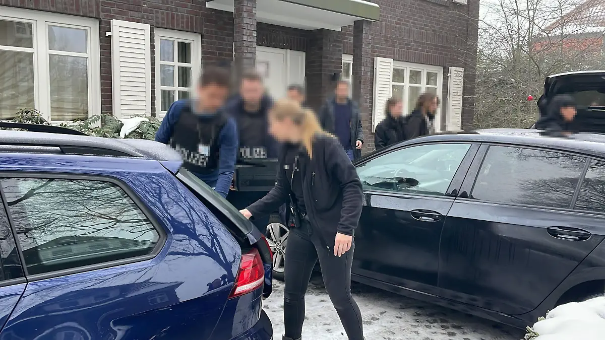 Polizei auf dem Anwesen von Christina Block