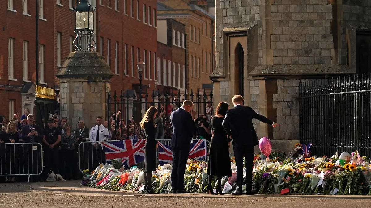 10.09.2022, Großbritannien, Windsor: Kate (l-r), Prinzessin von Wales, William, Prinz von Wales, Meghan, Herzogin von Sussex, und Prinz Harry, Herzog von Sussex, betrachten die Blumen, die von der Öffentlichkeit nach dem Tod der britischen Königin Elizabeth II. auf Schloss Windsor niedergelegt wurden. Foto: Alberto Pezzali/AP/dpa +++ dpa-Bildfunk +++