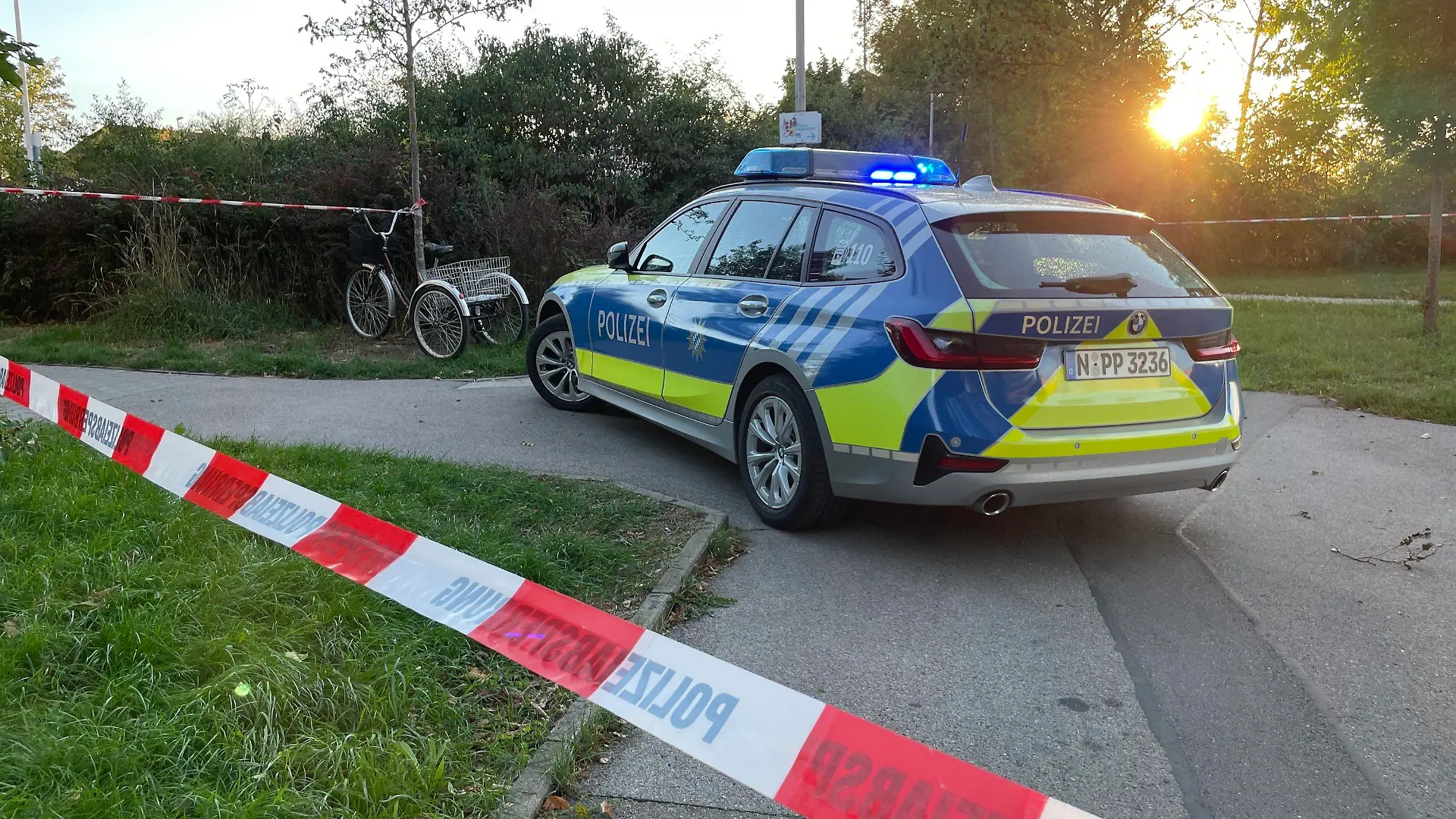 08.09.2022, Bayern, Ansbach: Ein Polizeiauto steht hinter Absperrband, nachdem ein Mann mehrere Passanten angegriffen hatt. Nach dem Angriff ist der Mann in der Nähe des Bahnhofs in Ansbach von der Polizei niedergeschossen und dabei tödlich verletzt worden. Der Mann hatte südlich des Bahnhofs mehrere Passanten angegriffen und mindestens zwei Menschen mit einem Messer verletzt. Foto: Friedrich/vifogra/dpa +++ dpa-Bildfunk +++