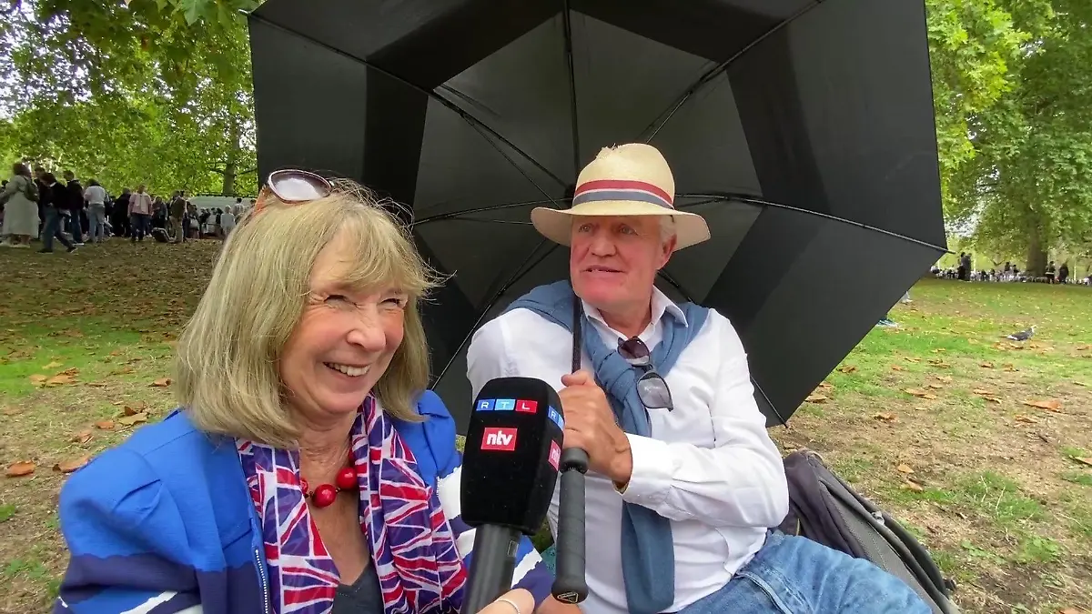 Linda und ihr Begleiter Derek. Sie ist kein großer Fan der Monarchie, er Anhänger der Royals.