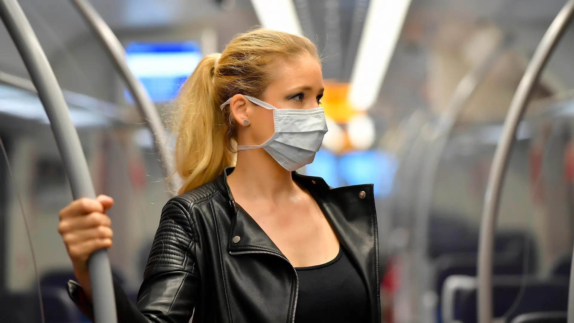Frau mit Mundschutzmaske, steht in S-Bahn, Corona-Krise, Stuttgart, Baden-Württemberg, Deutschland Coronavirus *** Woman with face mask, standing in S Bahn, Corona crisis, Stuttgart, Baden Württemberg, Germany Coronavirus
