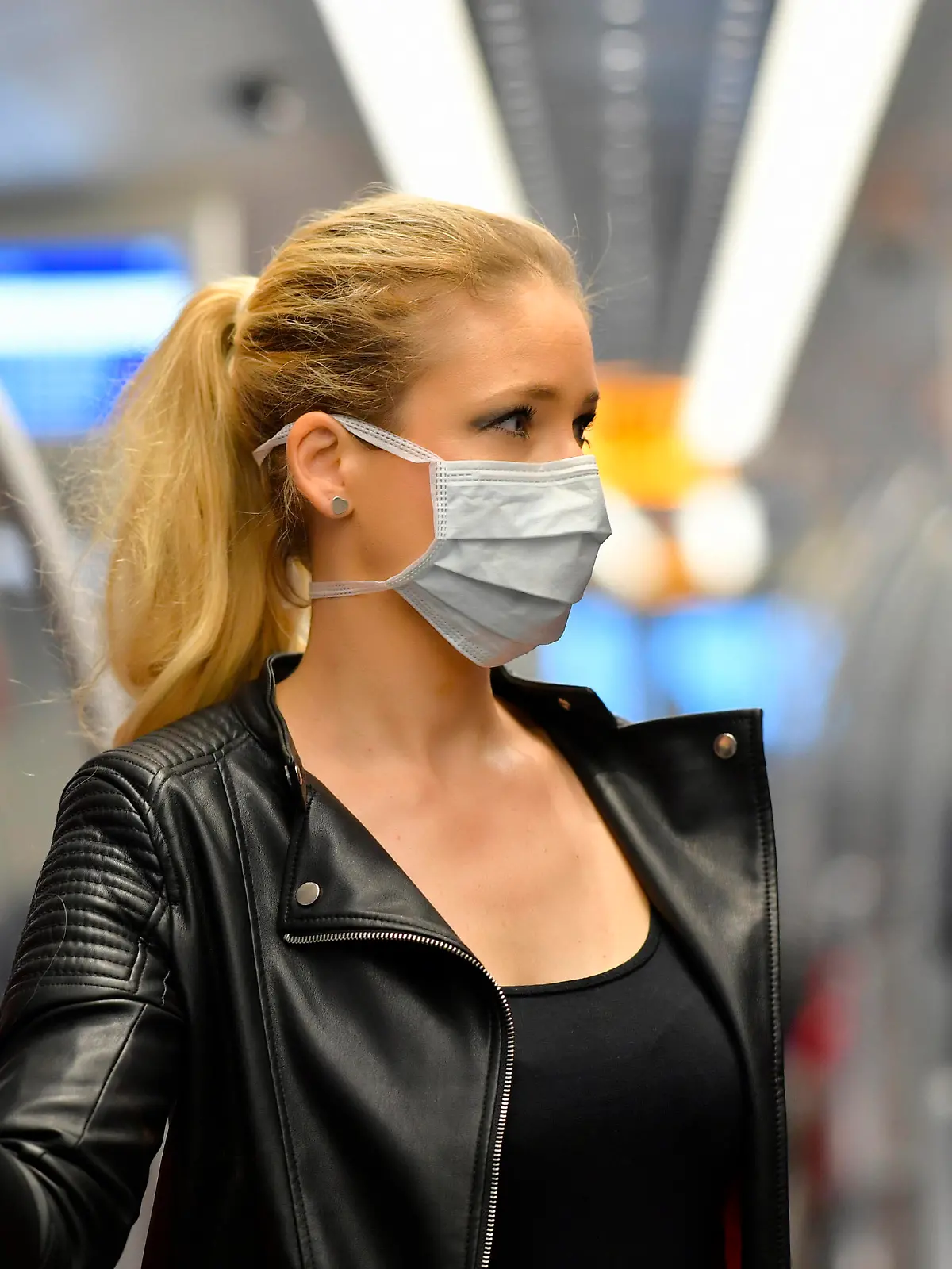  Frau mit Mundschutzmaske, steht in S-Bahn, Corona-Krise, Stuttgart, Baden-Württemberg, Deutschland Coronavirus *** Woman with face mask, standing in S Bahn, Corona crisis, Stuttgart, Baden Württemberg, Germany Coronavirus