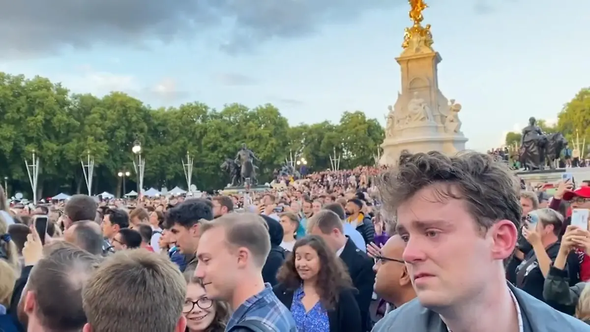 Menge vor Buckingham Palace singt "God save the king" In Trauer um die Queen