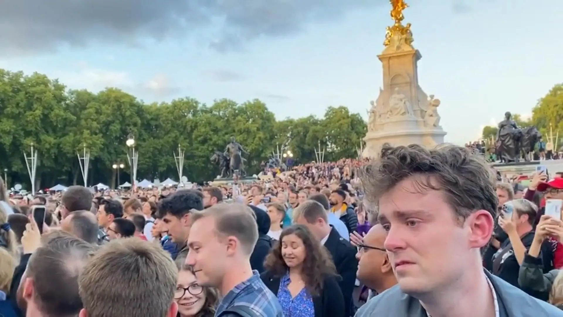 Menge vor Buckingham Palace singt "God save the king" In Trauer um die Queen