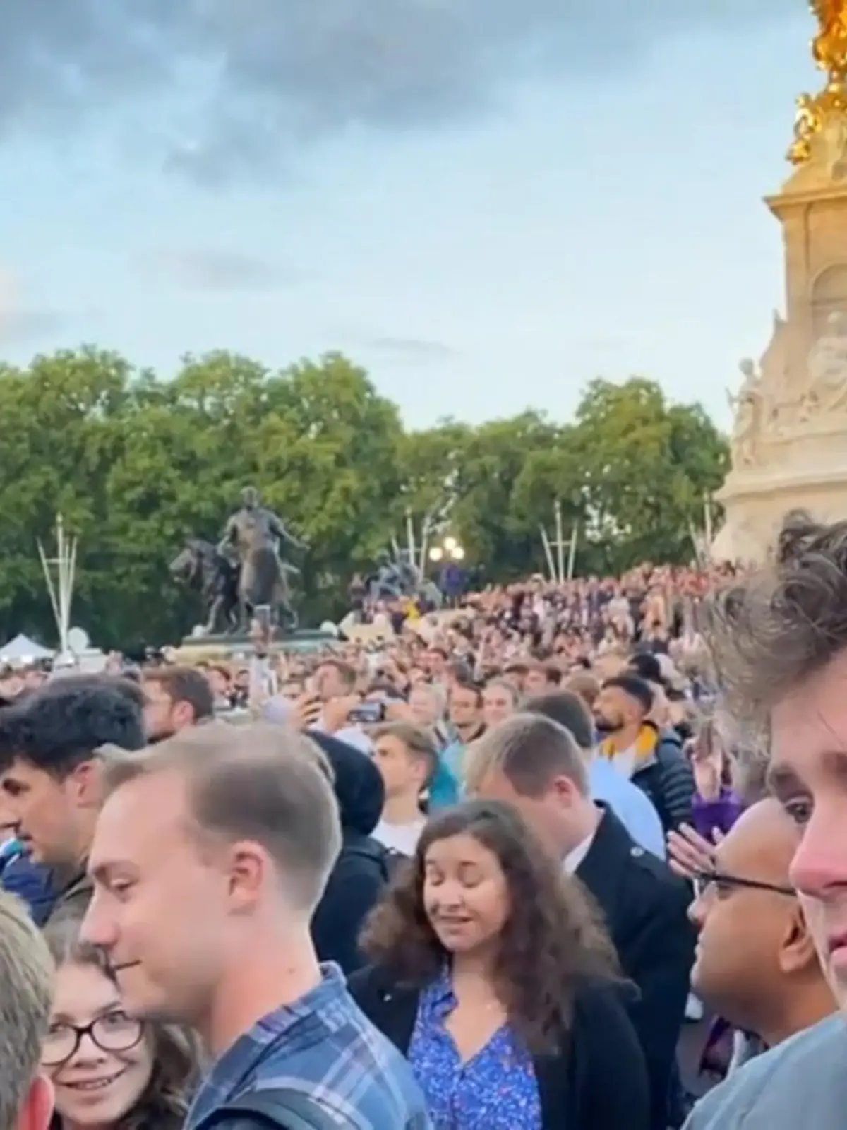 Bild zu: "Menge vor Buckingham Palace singt "God save the king""