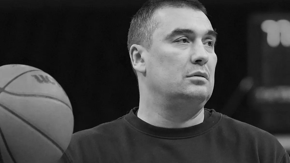 FILE - Golden State Warriors assistant coach Dejan Milojevic passes the ball before an NBA basketball game against the New Orleans Pelicans Tuesday, March 28, 2023, in San Francisco. Golden State Warriors assistant coach Dejan Milojević has been hospitalized in Salt Lake City after suffering a medical emergency on Tuesday night, the team said Wednesday, Jan. 17, 2024. The seriousness of the situation led the NBA to postpone Wednesday's game between the Warriors and the Utah Jazz. (AP Photo/Darren Yamashita, File)